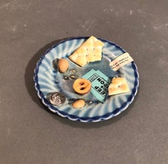 Piattino blu con cracker, dado e fortuna