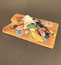 Paleta de pintura con vaso Dixie derramado