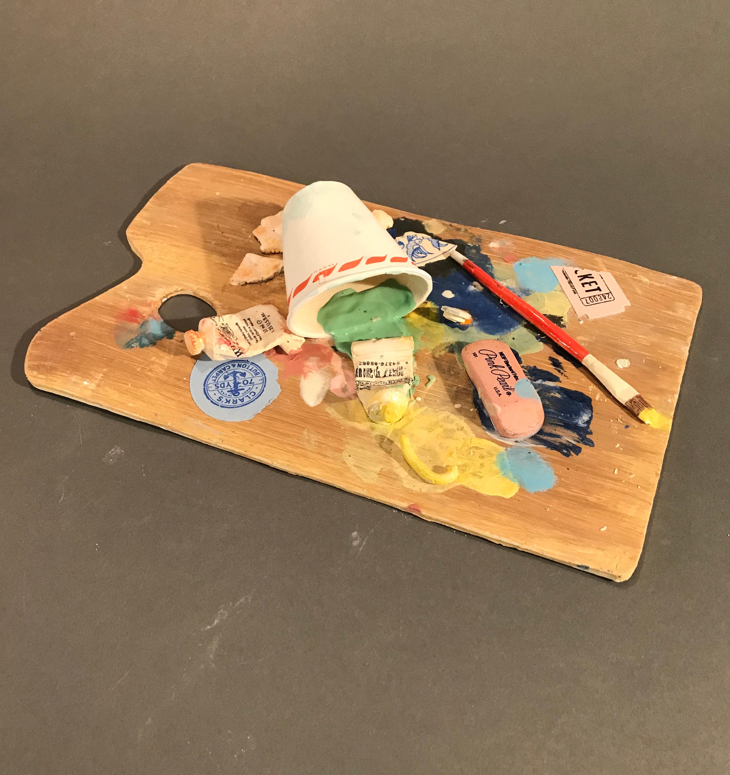 Paleta de pintura con vaso Dixie derramado