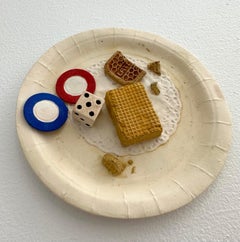 Plato de papel con dados y fichas