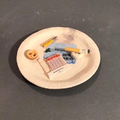 Assiette en papier avec allumettes et cigarettes