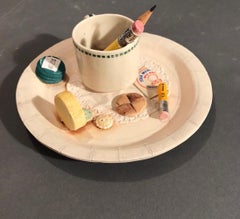Tasse à thé avec crayons sur plaque de papier