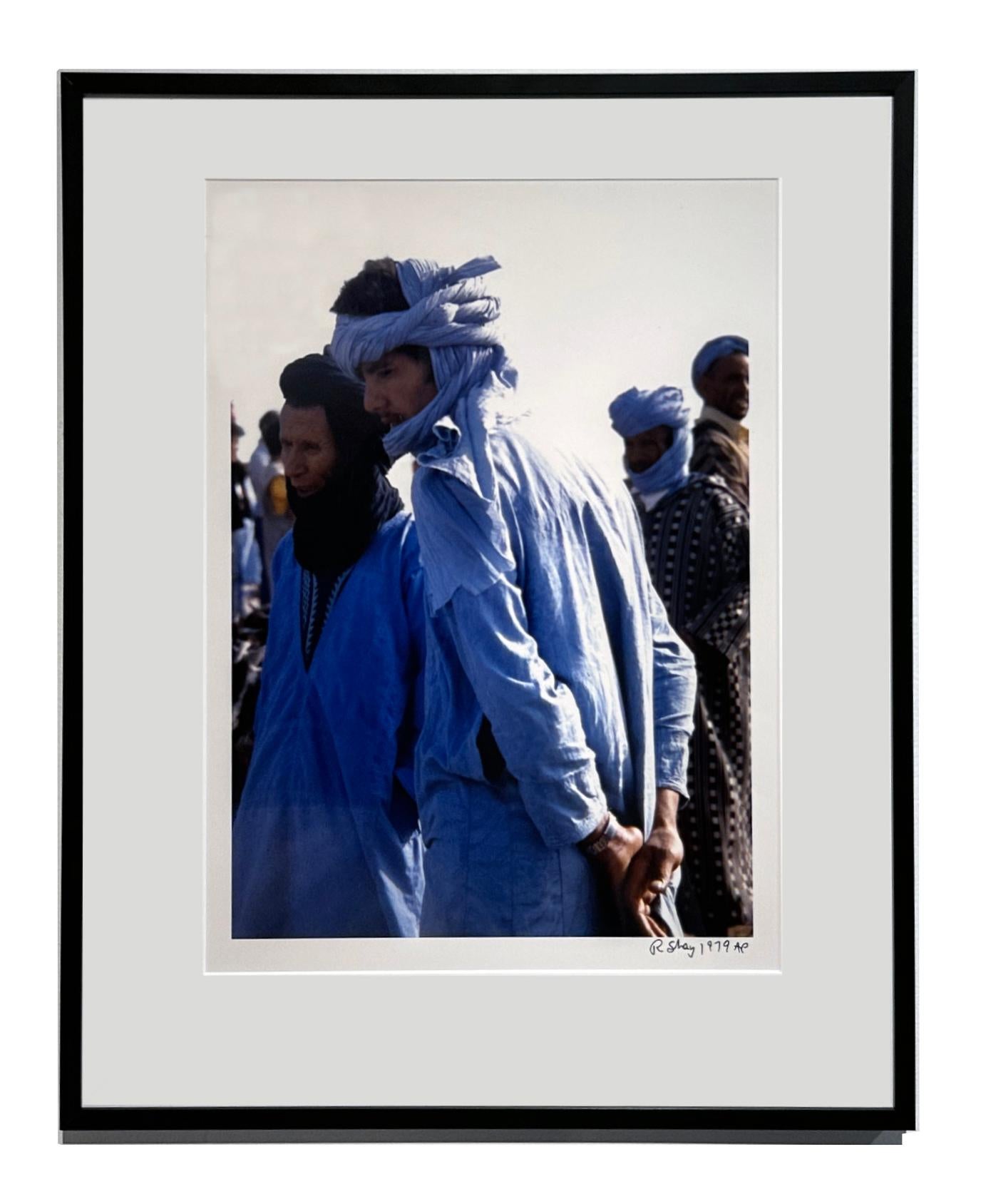 Indigofarbene Herren in Guelmim, Marokko-Markt, 1979  - Farbfotografie, mattiert und gerahmt – Photograph von Richard Shay