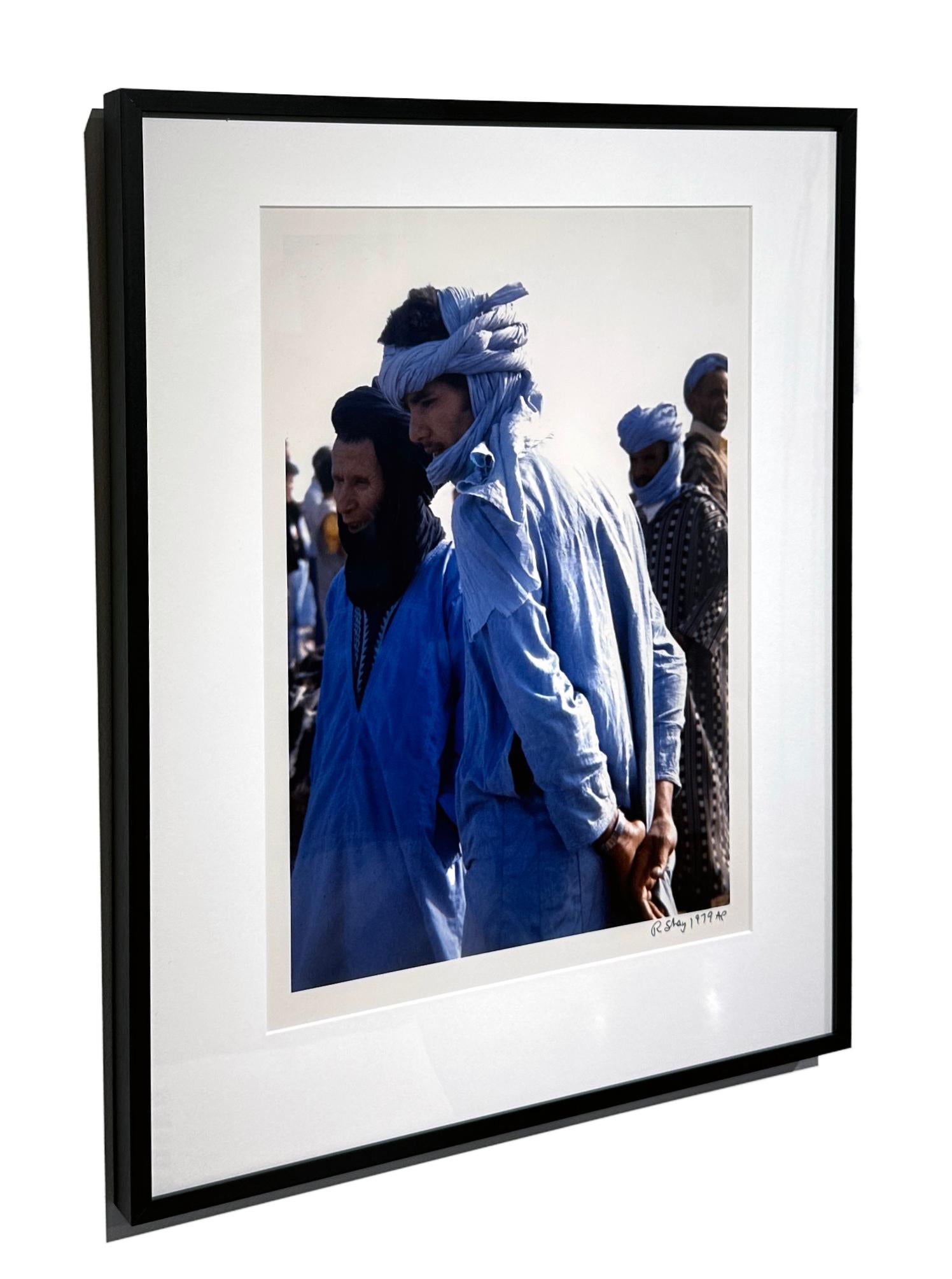 Indigofarbene Herren in Guelmim, Marokko-Markt, 1979  - Farbfotografie, mattiert und gerahmt (Zeitgenössisch), Photograph, von Richard Shay