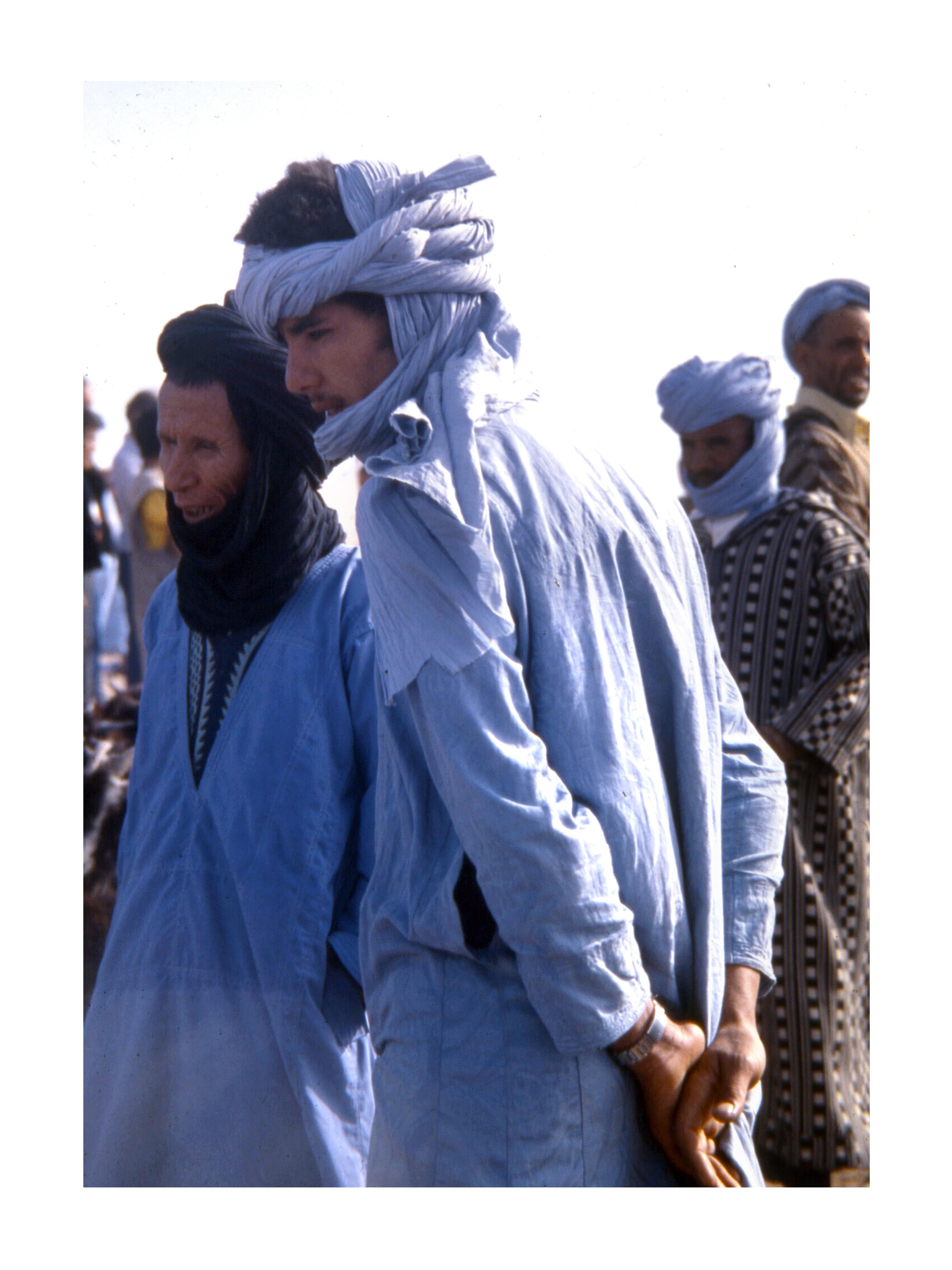 Richard Shay Color Photograph – Indigofarbene Herren in Guelmim, Marokko-Markt, 1979  - Farbfotografie, mattiert und gerahmt