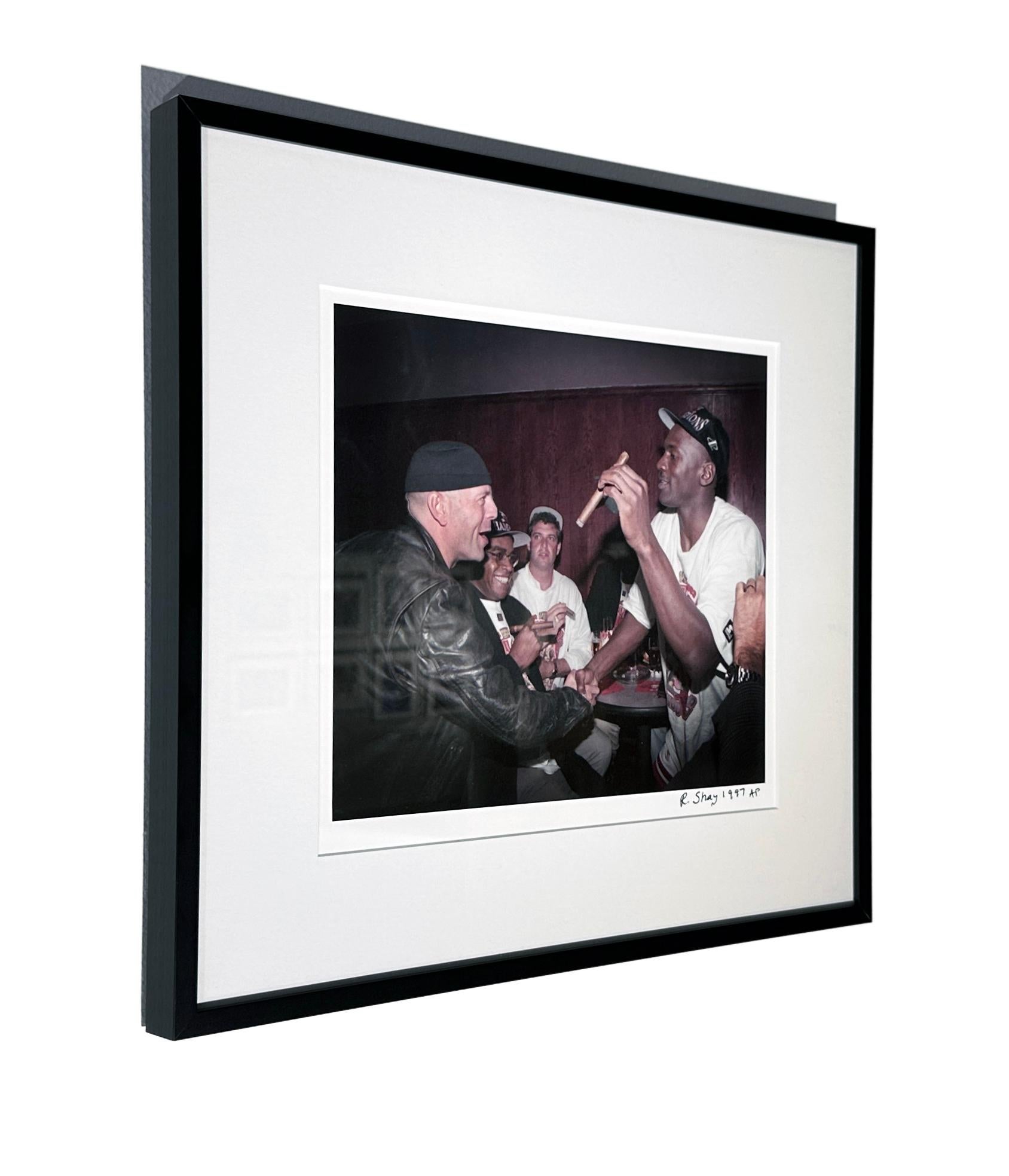 Michael Jordan und Bruce Willis feiern den 5. Sieg der Stier – Farbfotografie – Photograph von Richard Shay