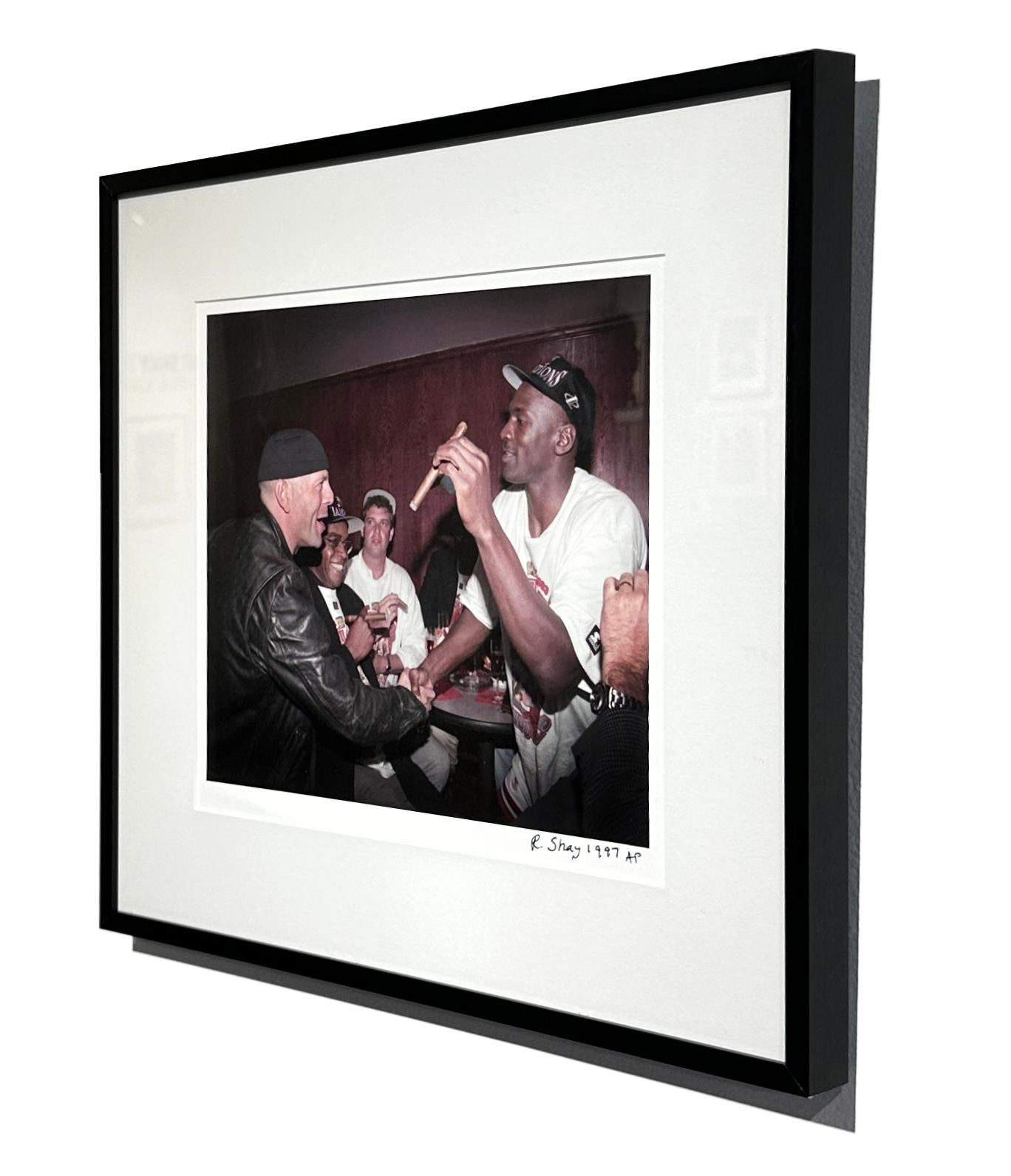 Michael Jordan und Bruce Willis feiern den 5. Sieg der Stier – Farbfotografie (Zeitgenössisch), Photograph, von Richard Shay