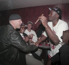 Michael Jordan and Bruce Willis Celebrating the Bulls 5th Win - Photographie couleur