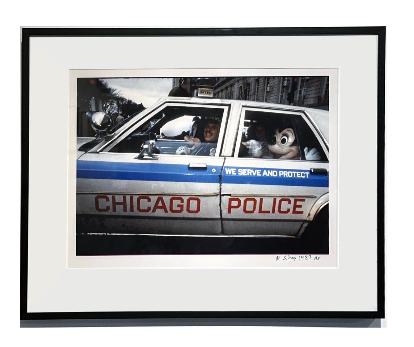 Minnie Mouse in Chicago Polizistenwagen, 1987 – Farbfotografie, matt und gerahmt 1