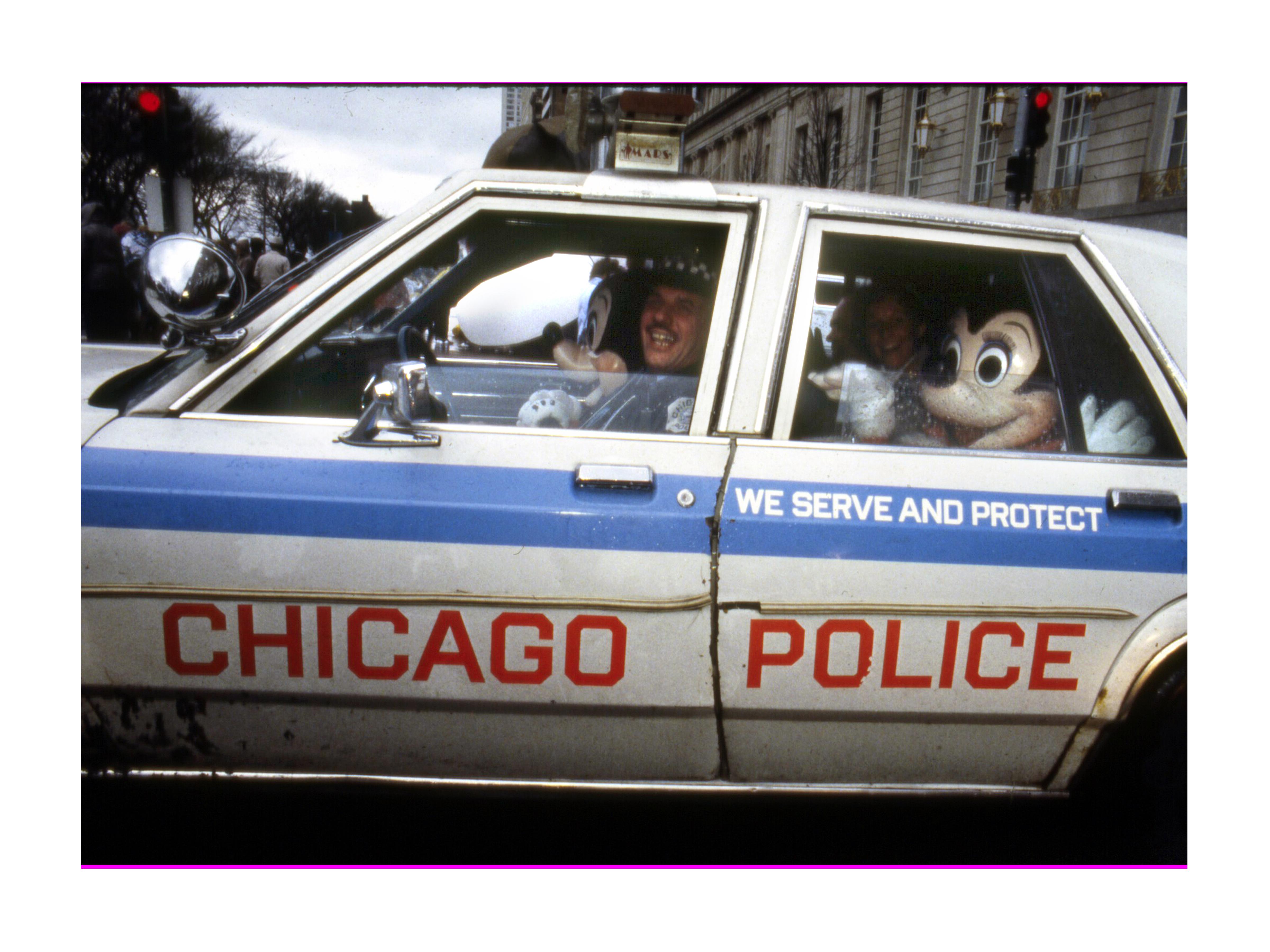 Richard Shay Color Photograph – Minnie Mouse in Chicago Polizistenwagen, 1987 – Farbfotografie, matt und gerahmt