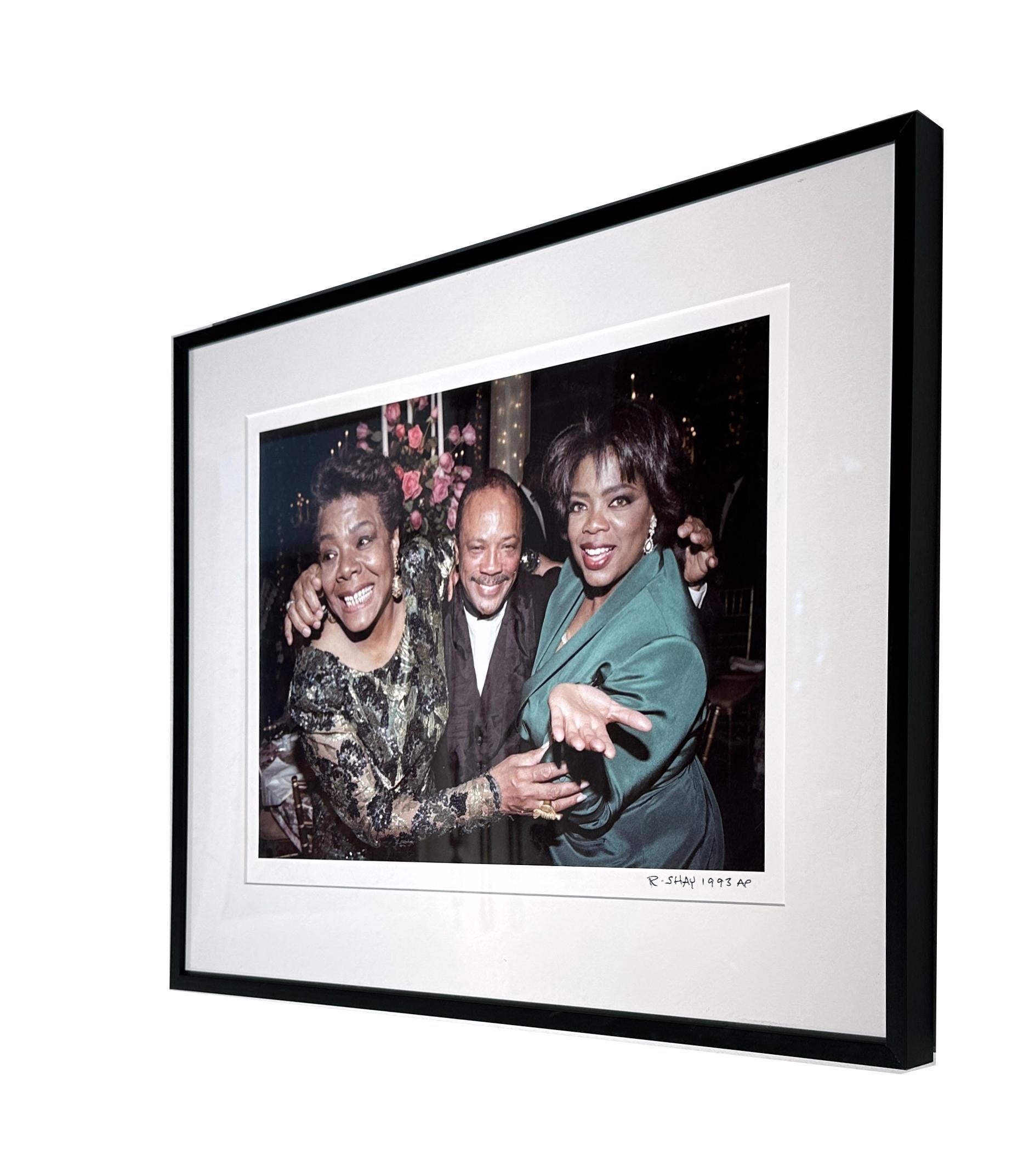 Oprah Winfrey, Maya Angelou & Quincy Jones bei Mayas 65. Geburtstagsfeier – Photograph von Richard Shay
