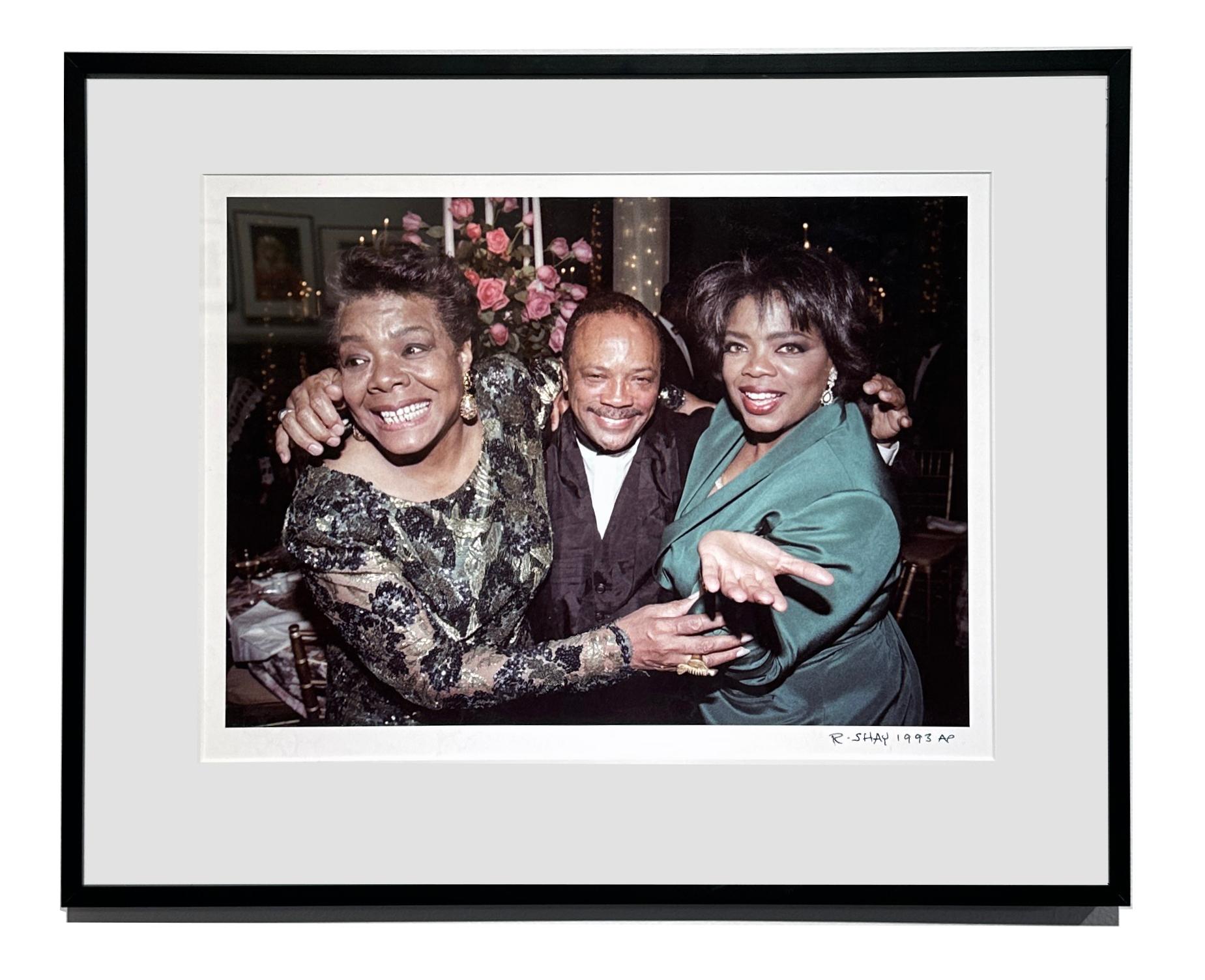 Oprah Winfrey, Maya Angelou & Quincy Jones bei Mayas 65. Geburtstagsfeier (Zeitgenössisch), Photograph, von Richard Shay