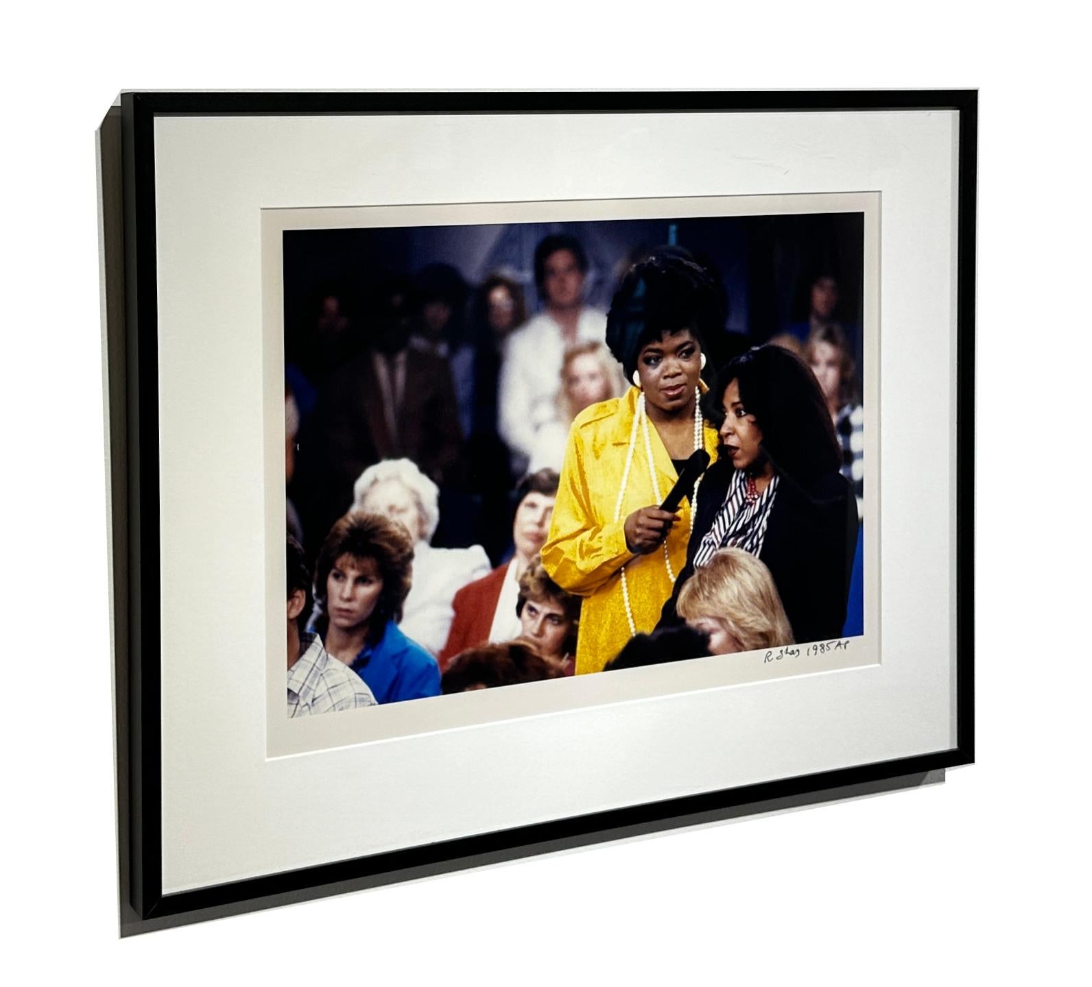 Die Intensität und das Einfühlungsvermögen, die zu ihrem Markenzeichen werden, sind auf Oprahs Gesicht zu sehen, als sie einen Gast in ihrer ersten Talkshow AM Chicago interviewt.  Oprah begann ihre große Karriere bei A.M. Chicago, eine halbstündige