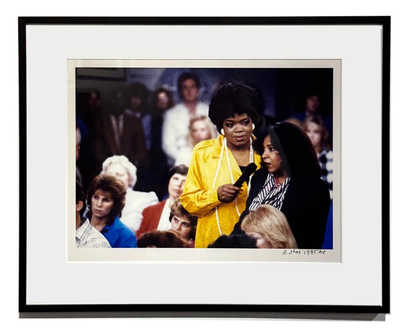 Oprah Winfrey auf AM Chicago, 1985 – Farbfotografie, matt und gerahmt im Angebot 1