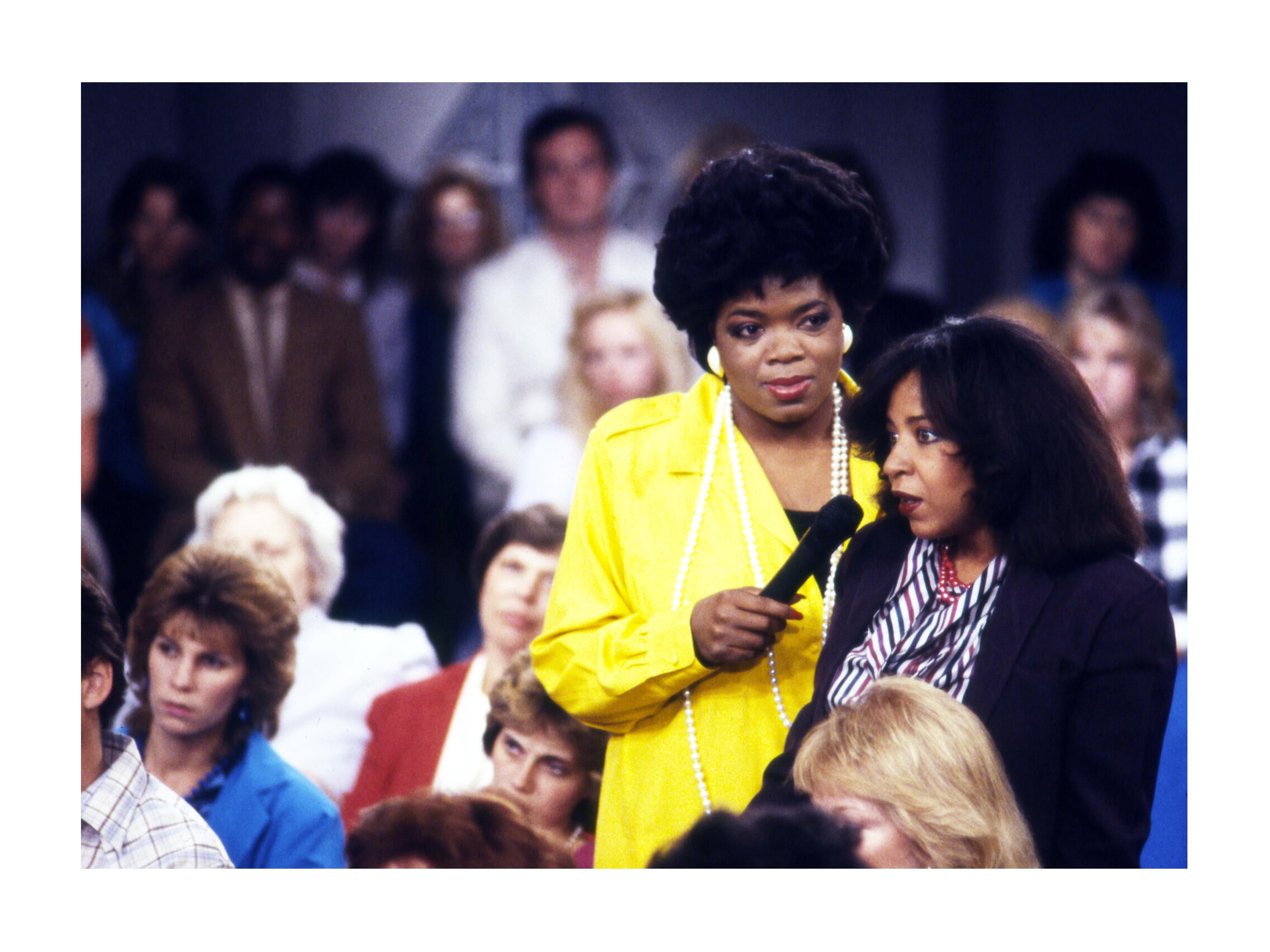 Richard Shay Portrait Photograph – Oprah Winfrey auf AM Chicago, 1985 – Farbfotografie, matt und gerahmt