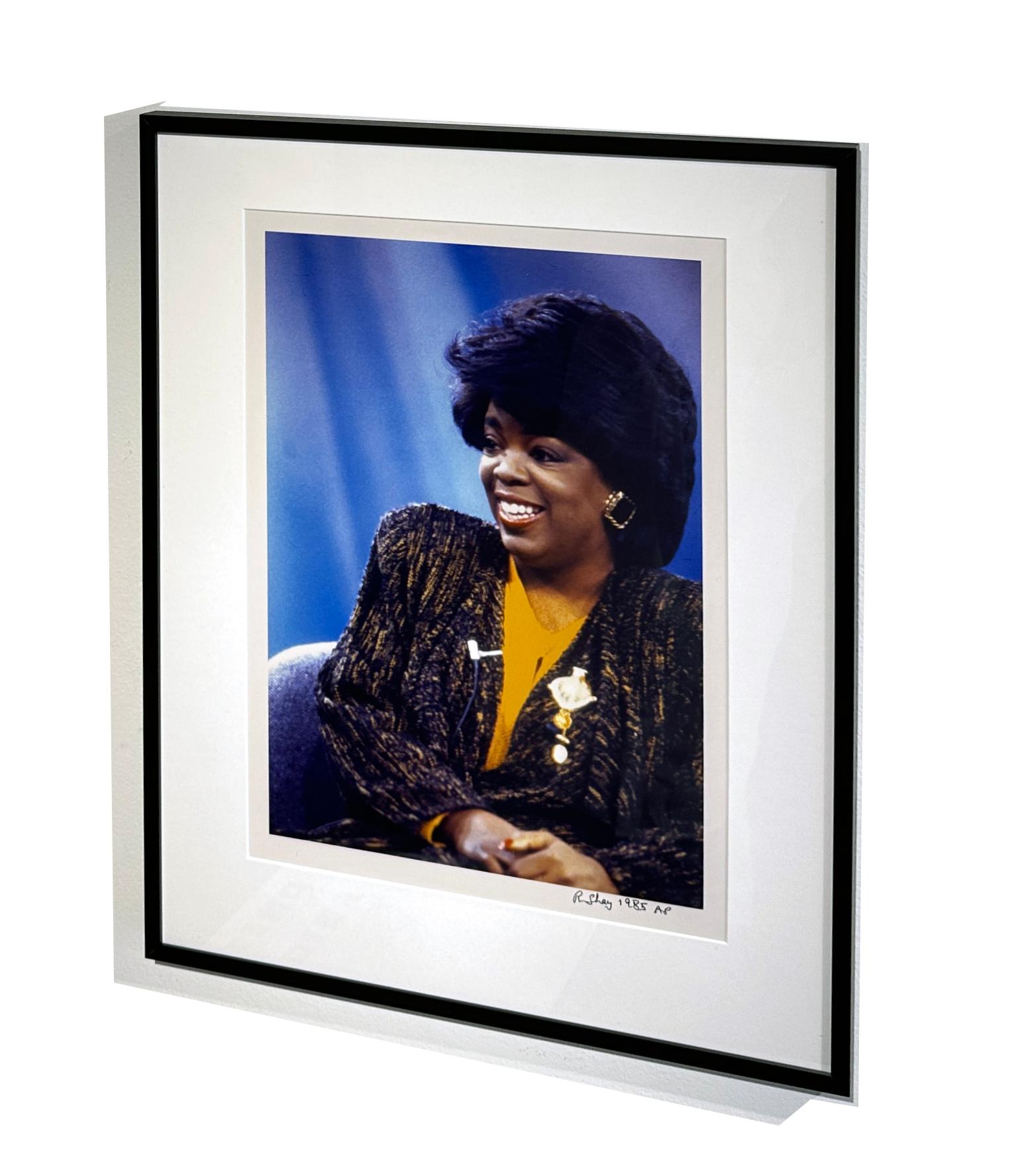 Oprah Winfrey auf AM Chicago – Informales Porträt der Hostin der Talk Show, gerahmt (Zeitgenössisch), Photograph, von Richard Shay