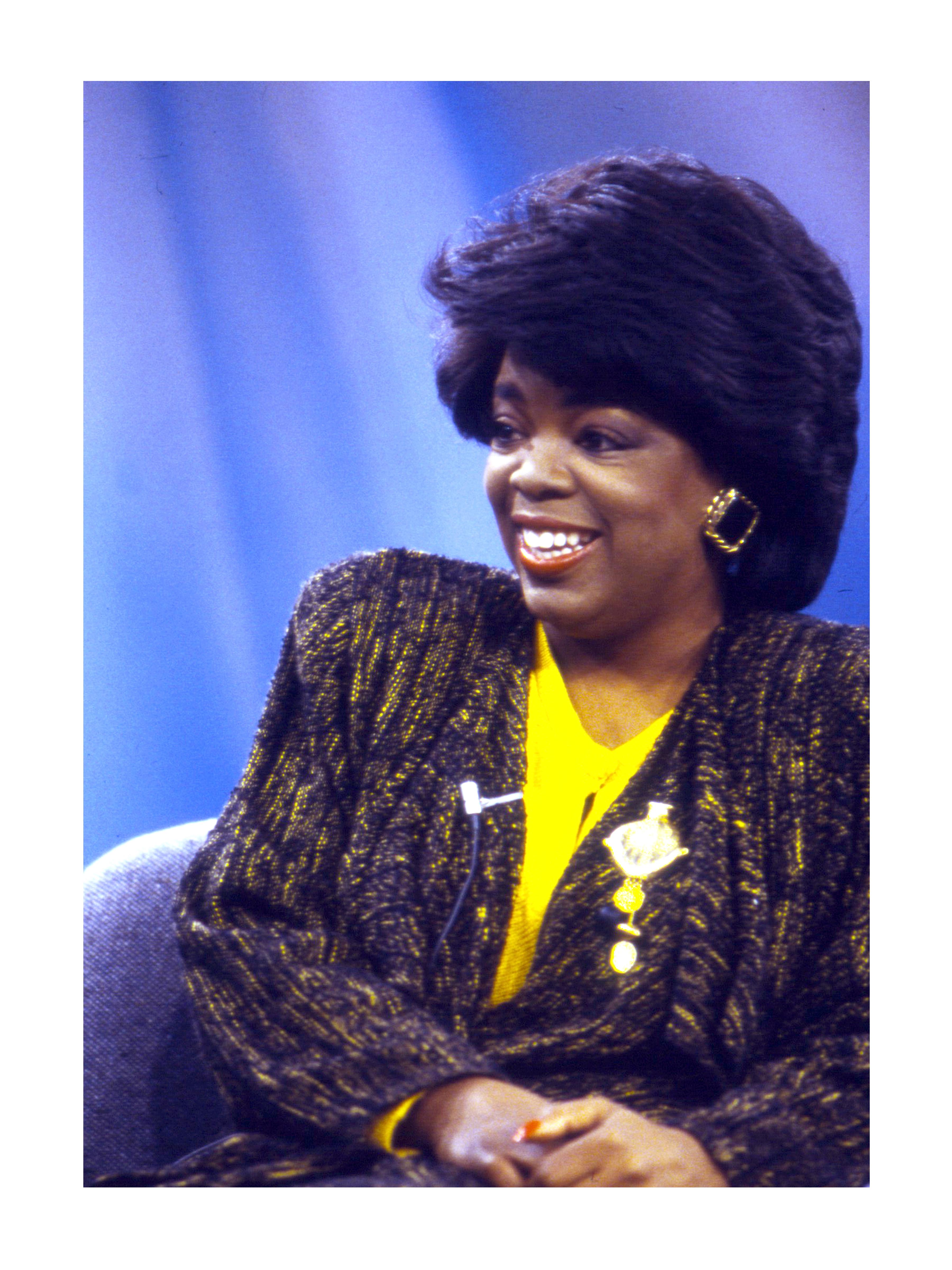 Richard Shay Color Photograph – Oprah Winfrey auf AM Chicago – Informales Porträt der Hostin der Talk Show, gerahmt