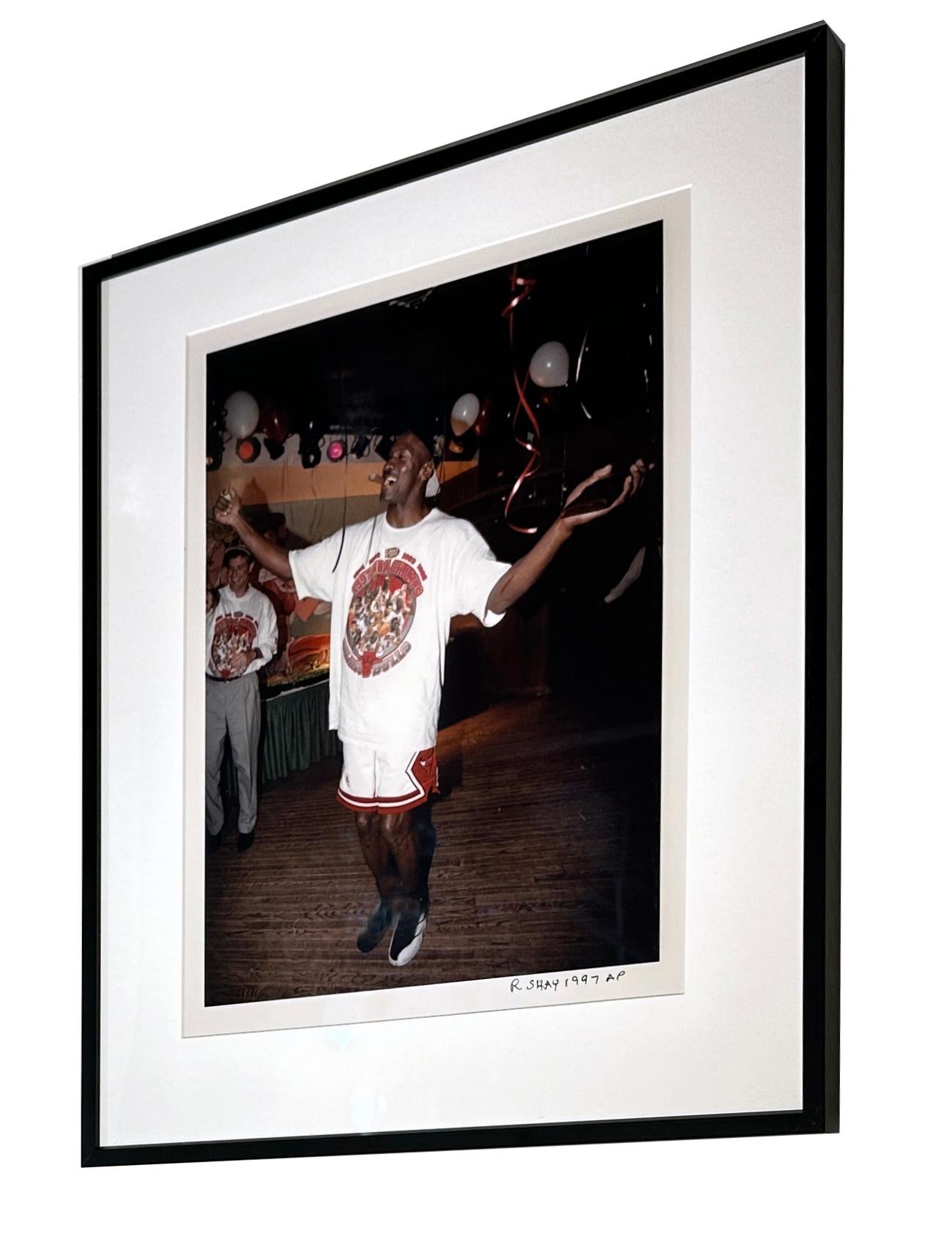 Shoeless Michael Jordan feiert mit dem Sieg in der 5. Meisterschaft, 1997 – Photograph von Richard Shay