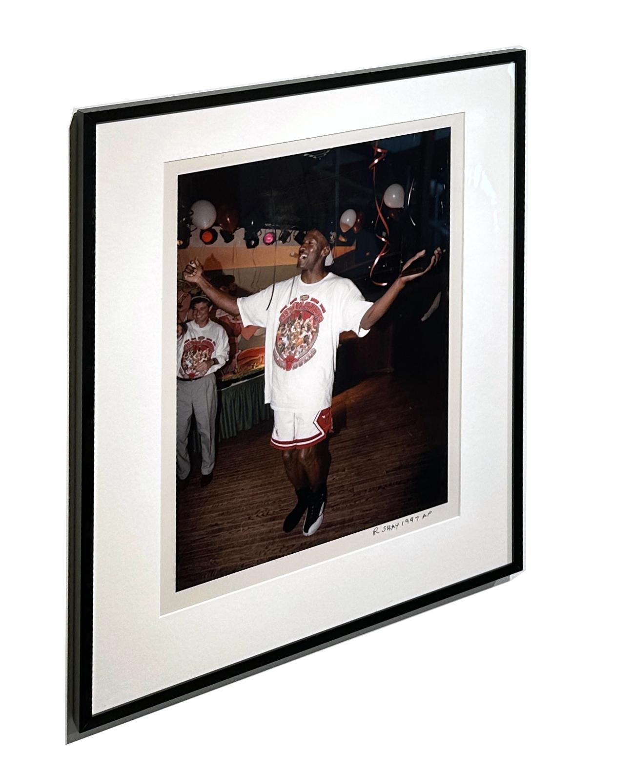 Shoeless Michael Jordan feiert mit dem Sieg in der 5. Meisterschaft, 1997 (Zeitgenössisch), Photograph, von Richard Shay