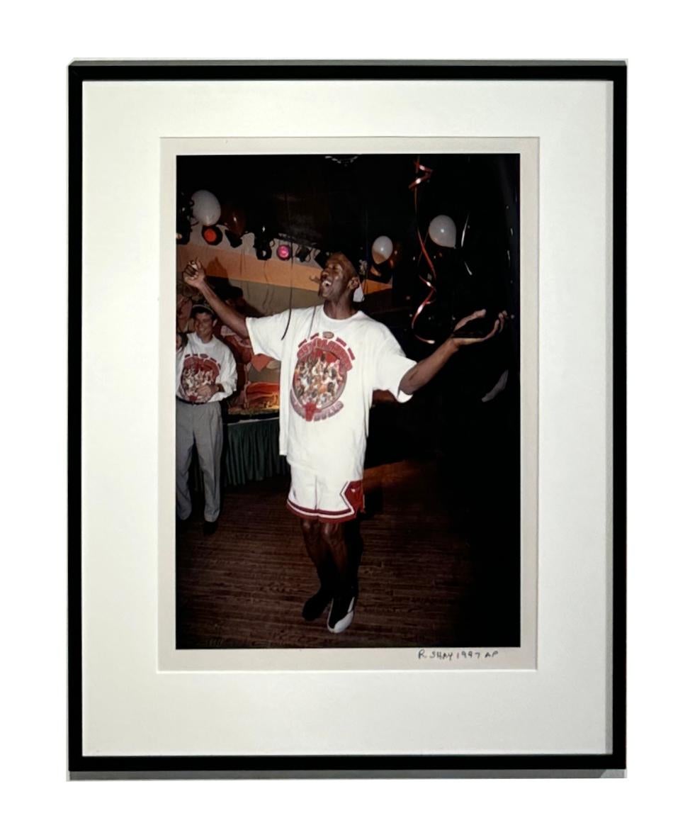 Michael Jordan war so aufgeregt, mit seinen Mannschaftskameraden zu feiern, dass er auf der Party ohne einen der berühmten 