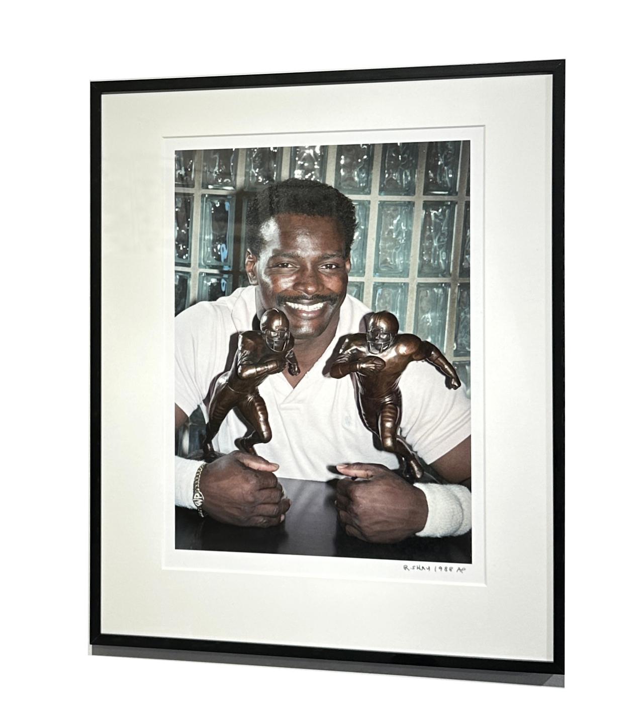 Walter Payton „weetness“ mit Trophäen – Farbfotografie, matt und gerahmt – Photograph von Richard Shay