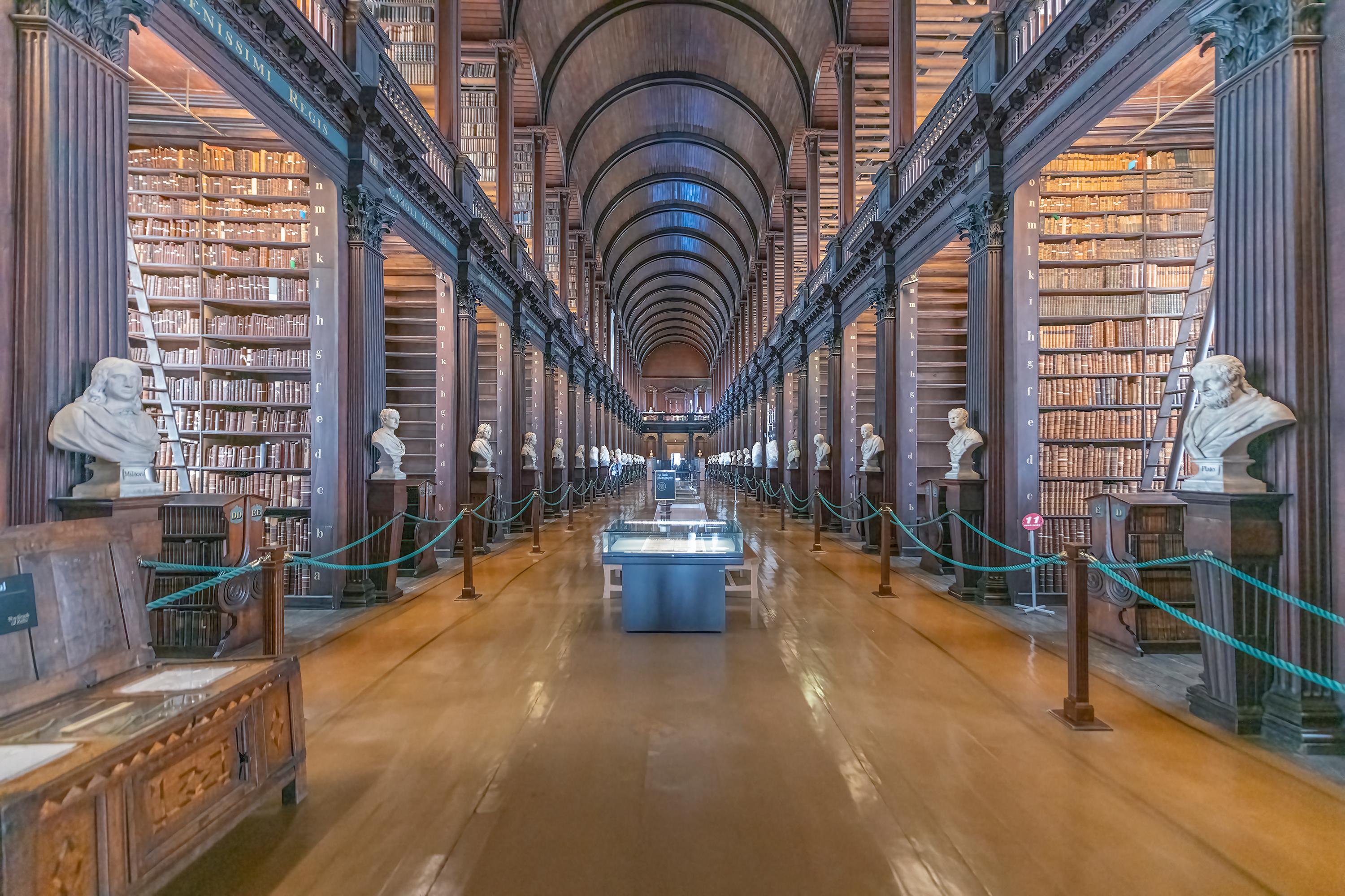 Book of Kells, Dublin, Irland – Farbfotografie im Angebot 1