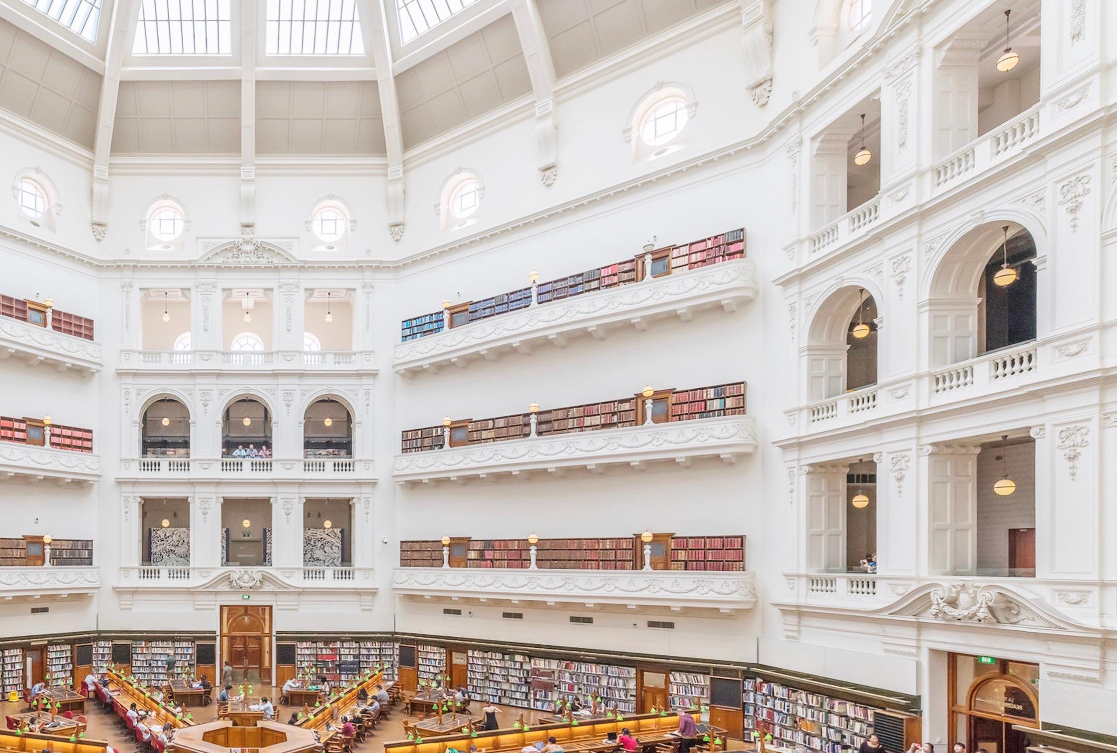 Staatliche Bibliothek von Victoria, Melbourne, Australien – Farbfotografie – Photograph von Richard Silver