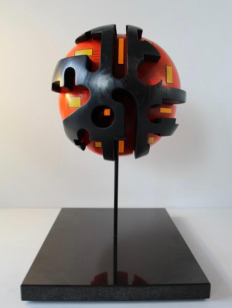 Baraka – zeitgenössische rote abstrakte Skulptur aus Mischtechnik  (Grau), Abstract Sculpture, von Richard Slee