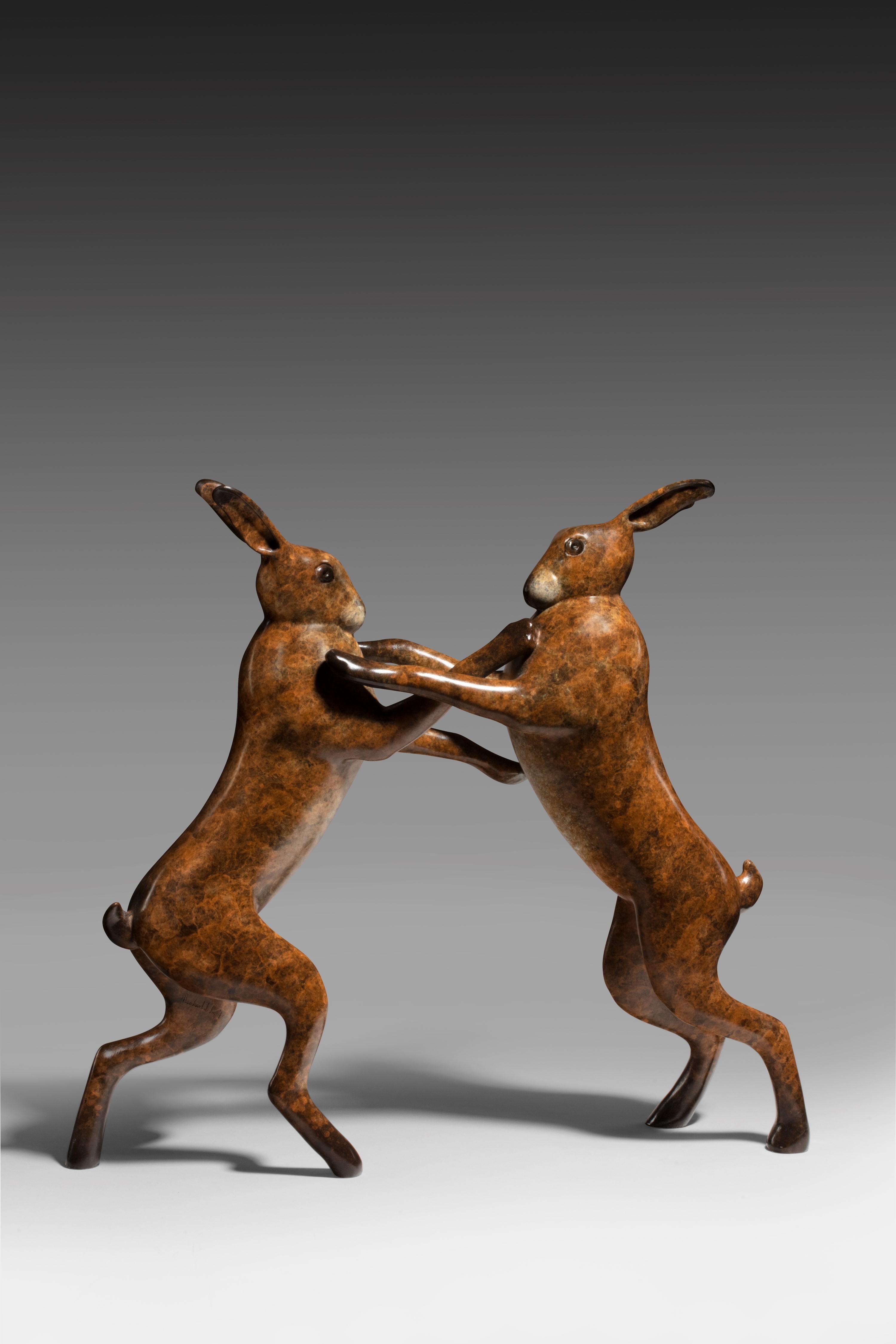 Sculpture contemporaine en bronze « Boxing Hares », Hares brun, faune et nature en vente 1