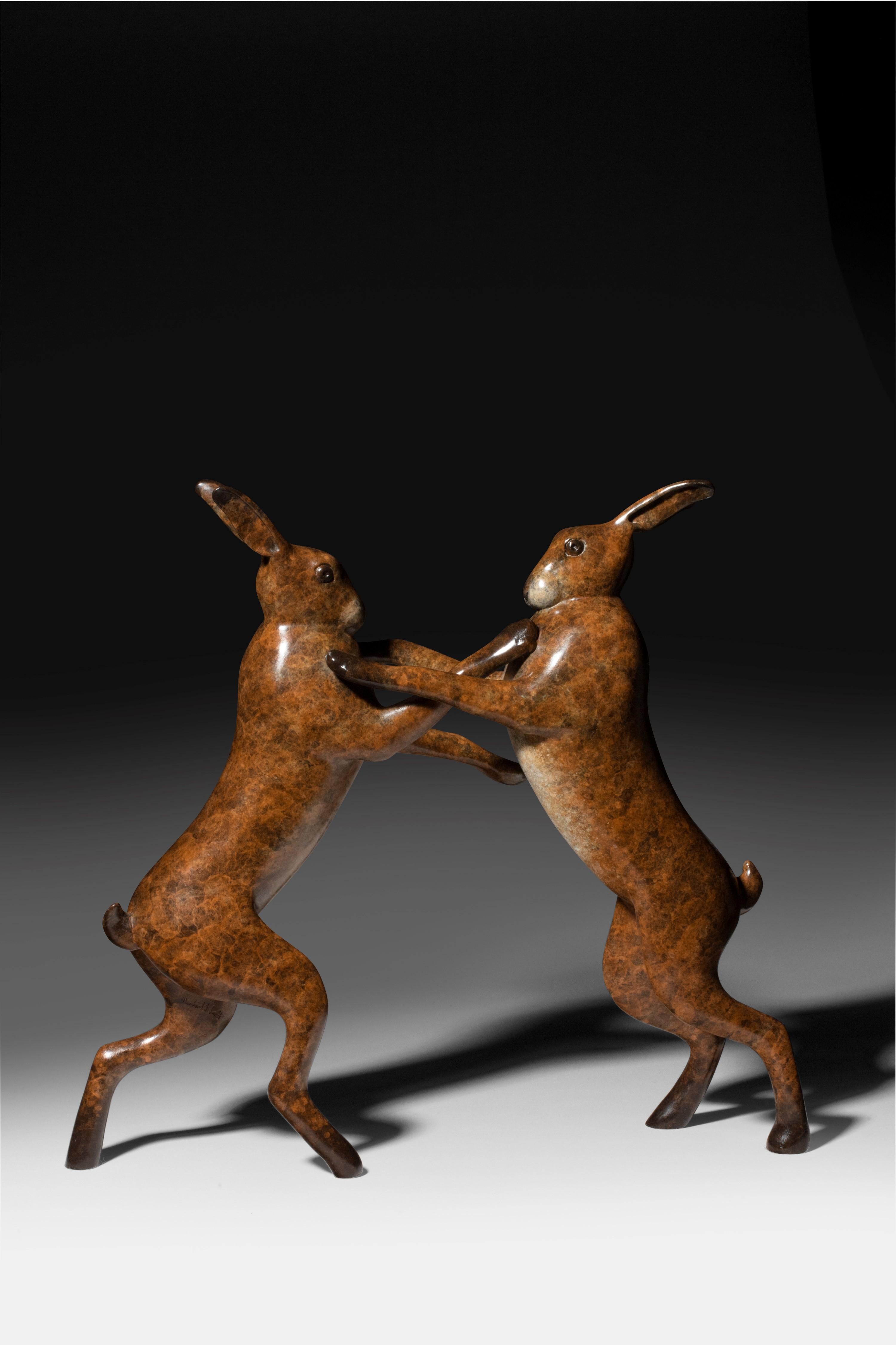 Sculpture contemporaine en bronze « Boxing Hares », Hares brun, faune et nature en vente 2