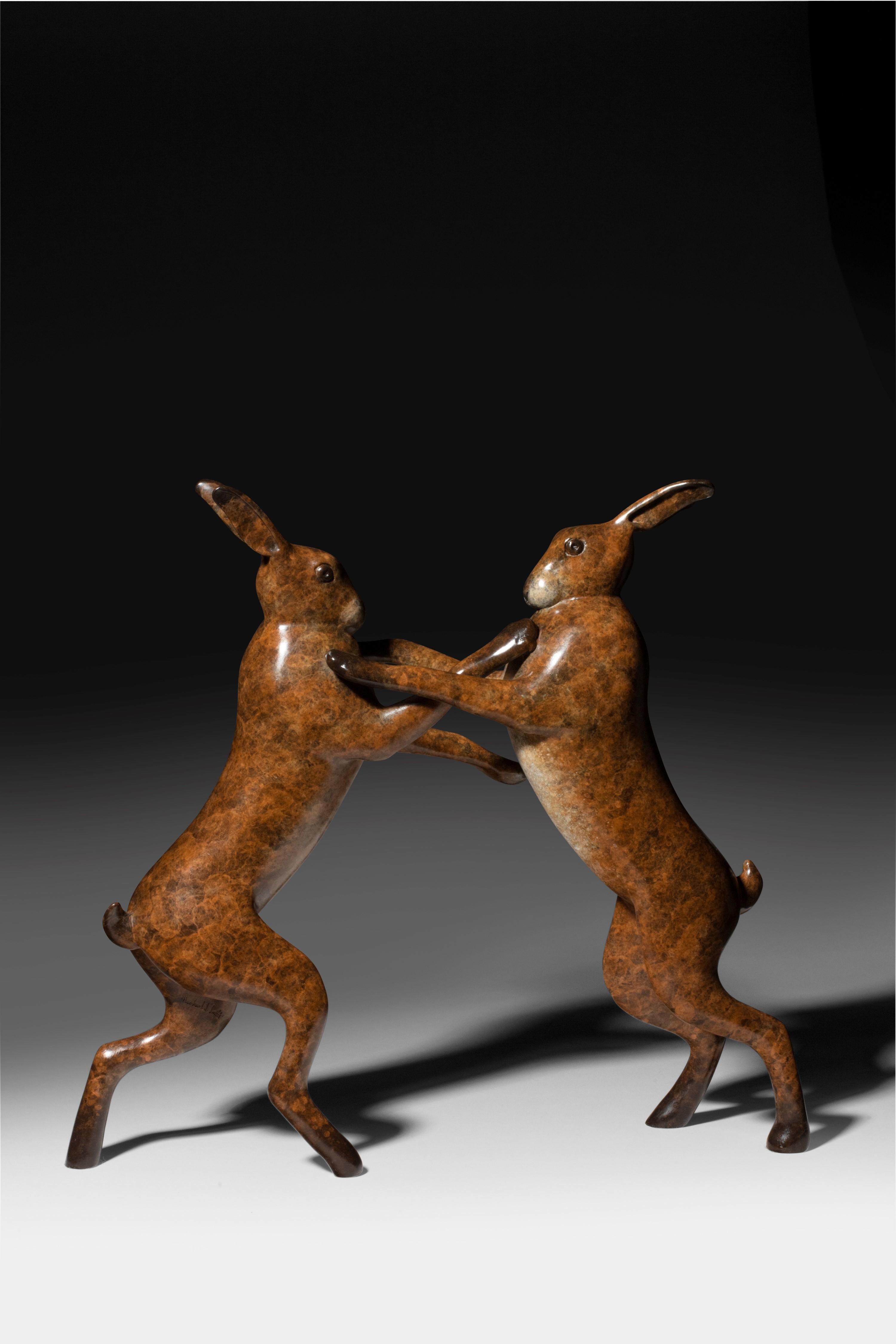 Sculpture contemporaine en bronze « Boxing Hares », Hares brun, faune et nature  en vente 2