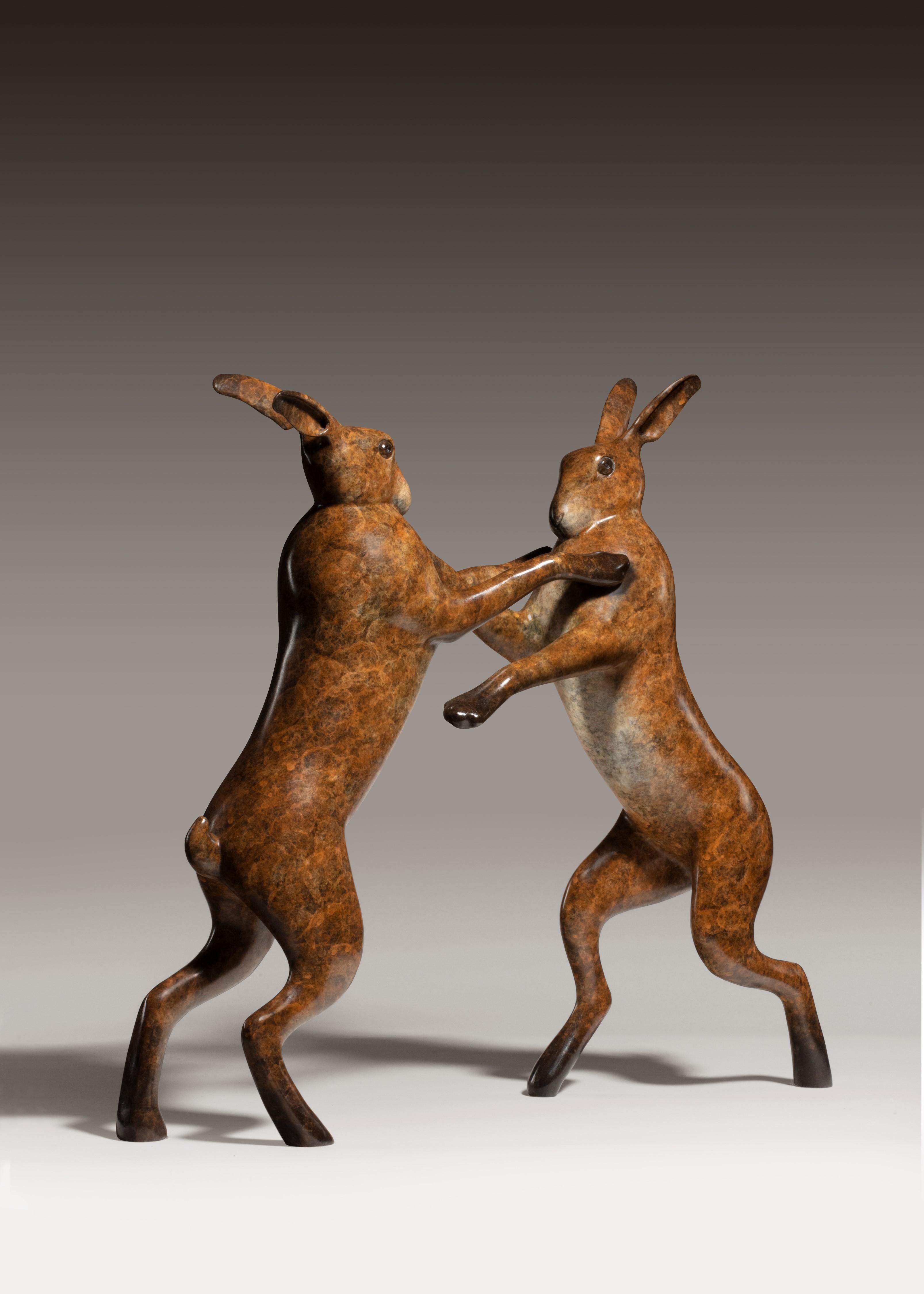 Sculpture contemporaine en bronze « Boxing Hares », Hares brun, faune et nature  en vente 3