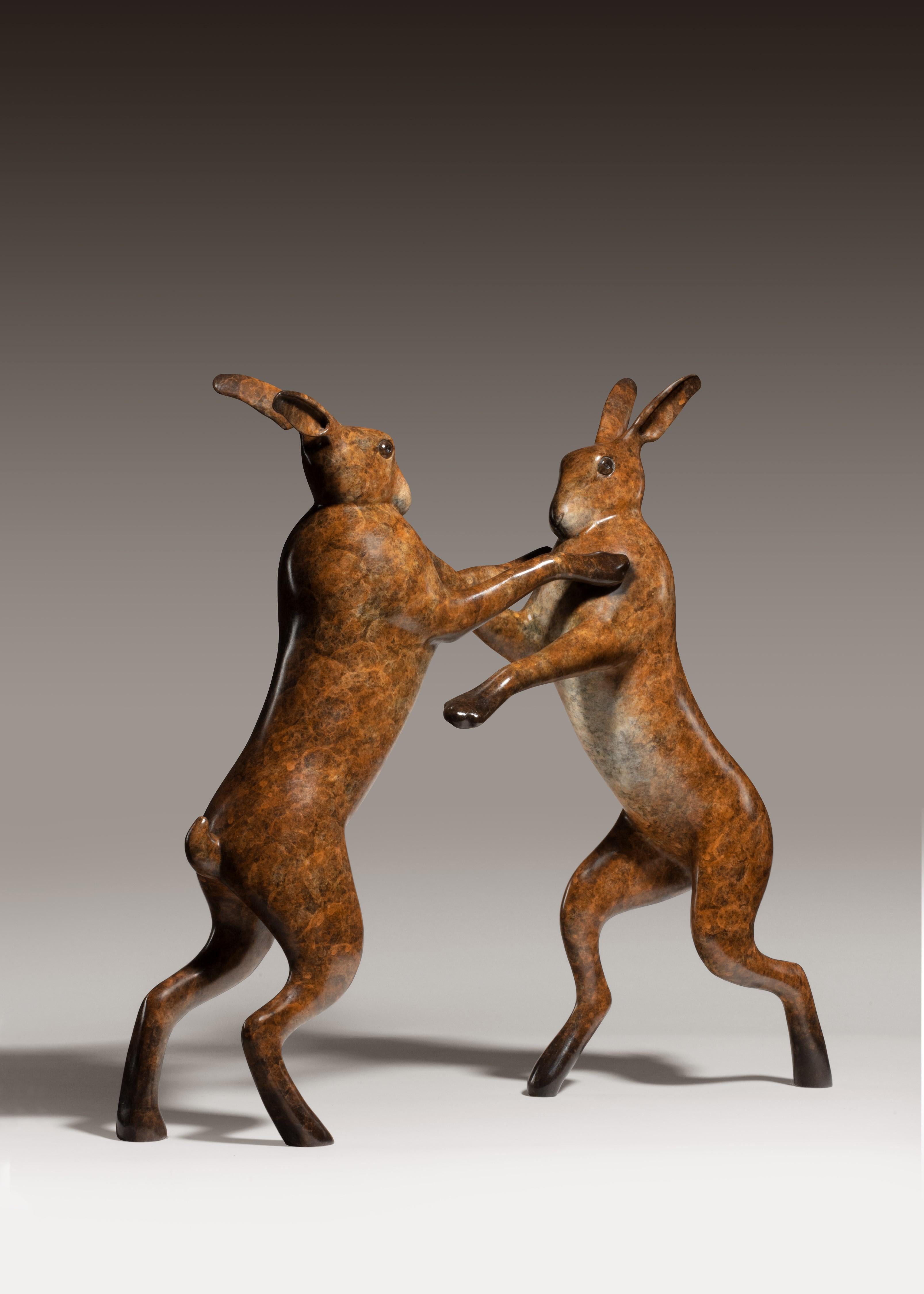 Sculpture contemporaine en bronze « Boxing Hares », Hares brun, faune et nature en vente 3