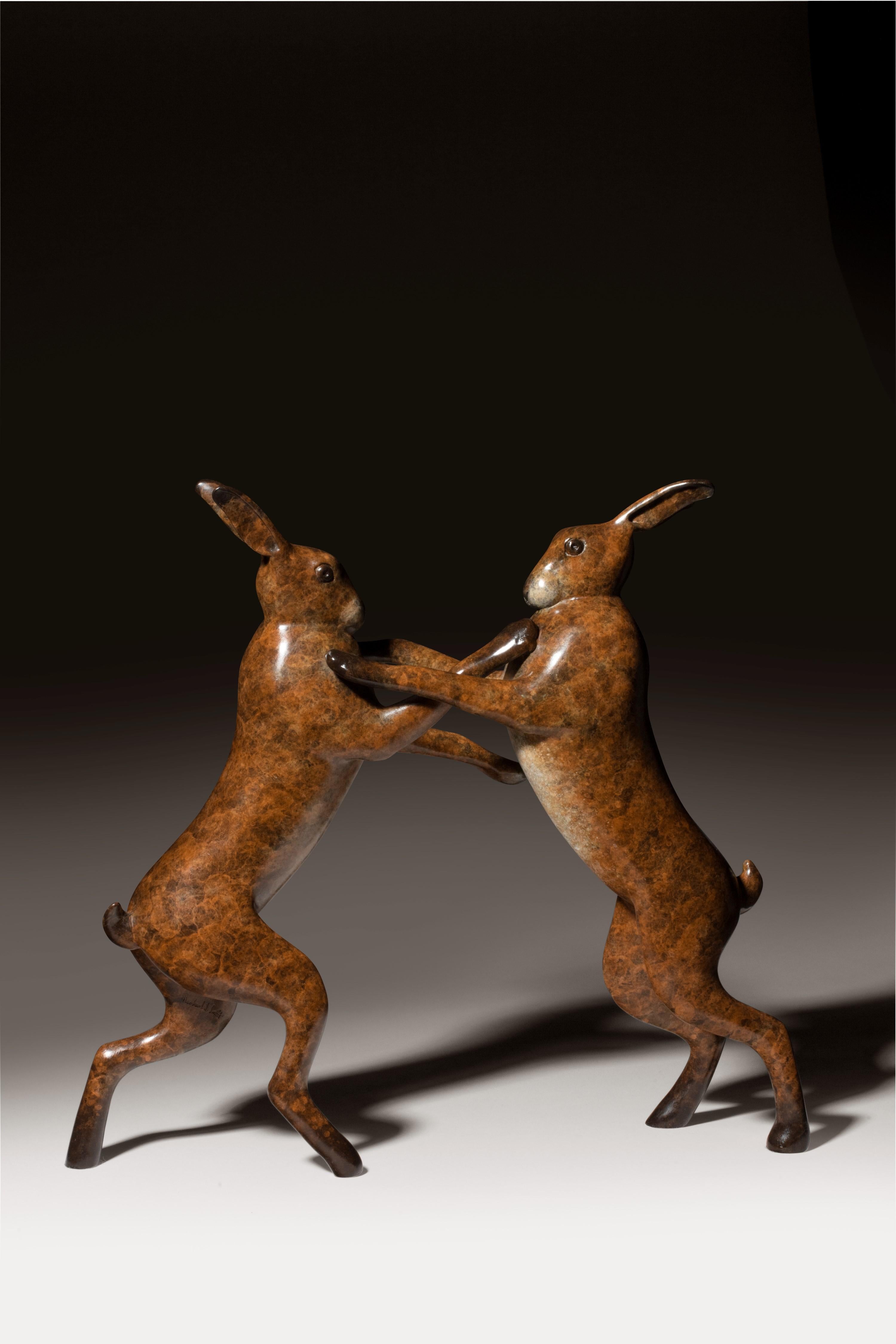 boxing Hares" est une sculpture en bronze d'une élégance étonnante. Richard Smith transmet tant de caractère dans des lignes si simples, illustrant un talent vraiment merveilleux. La fantastique patine brune graduée richement détaillée ajoute