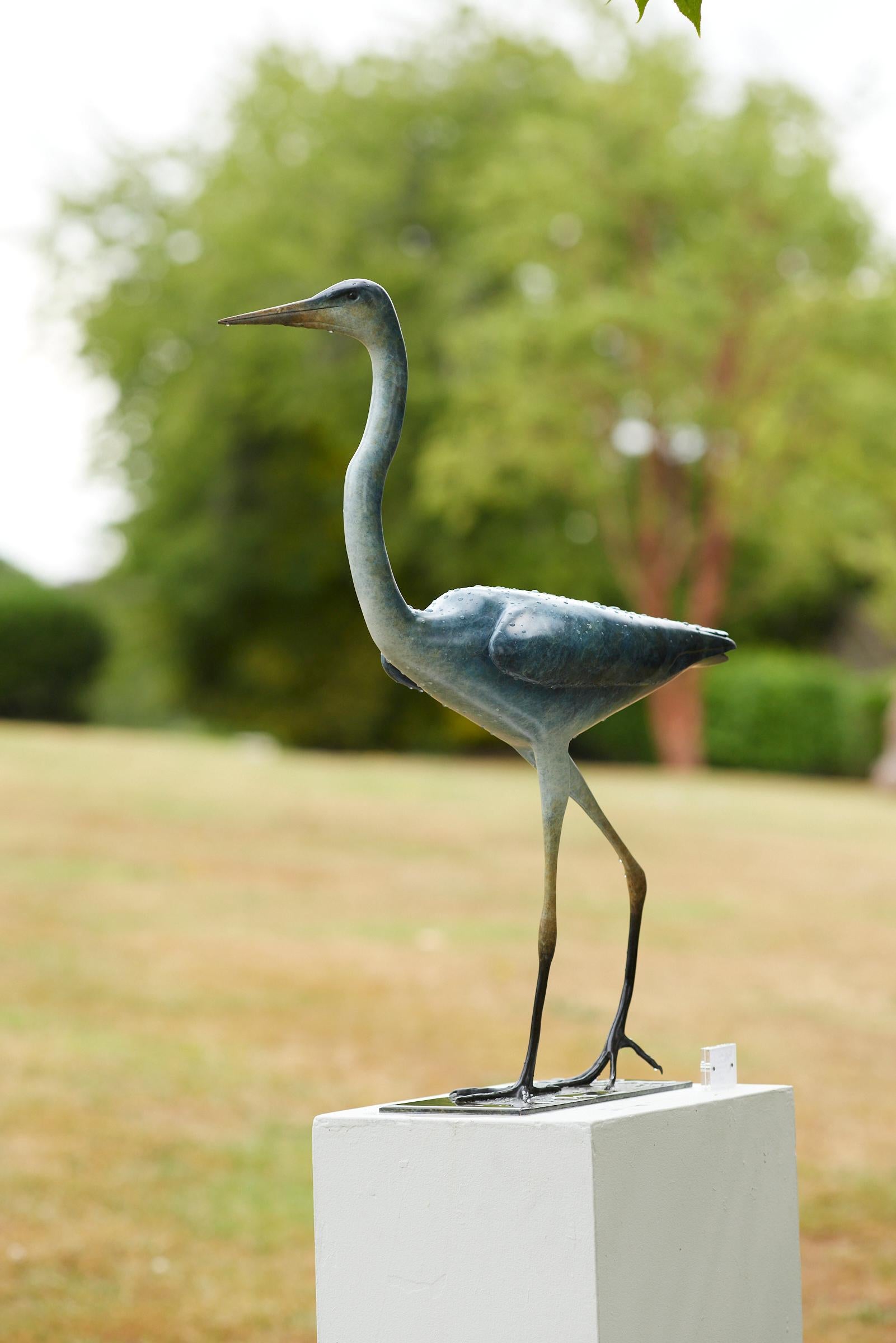 Scultura contemporanea in bronzo di un airone blu, fauna selvatica, vita acquatica - Still-Life Sculpture Oro di Richard Smith b.1955
