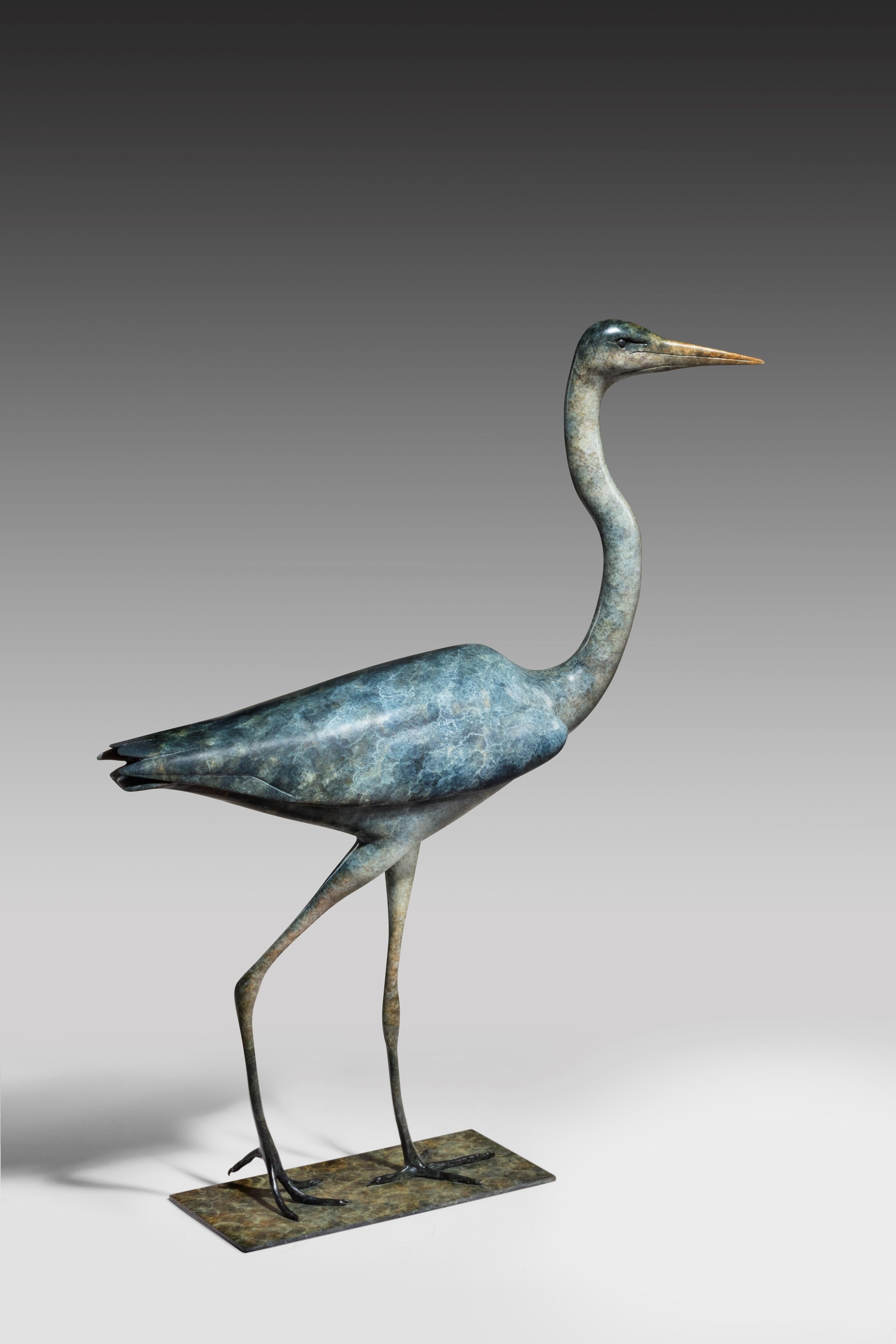 Scultura contemporanea in bronzo di un airone blu, fauna selvatica, vita acquatica