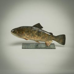 Sculpture de poisson contemporaine en bronze représentant une truite nageant dans l'eau, verte et brune