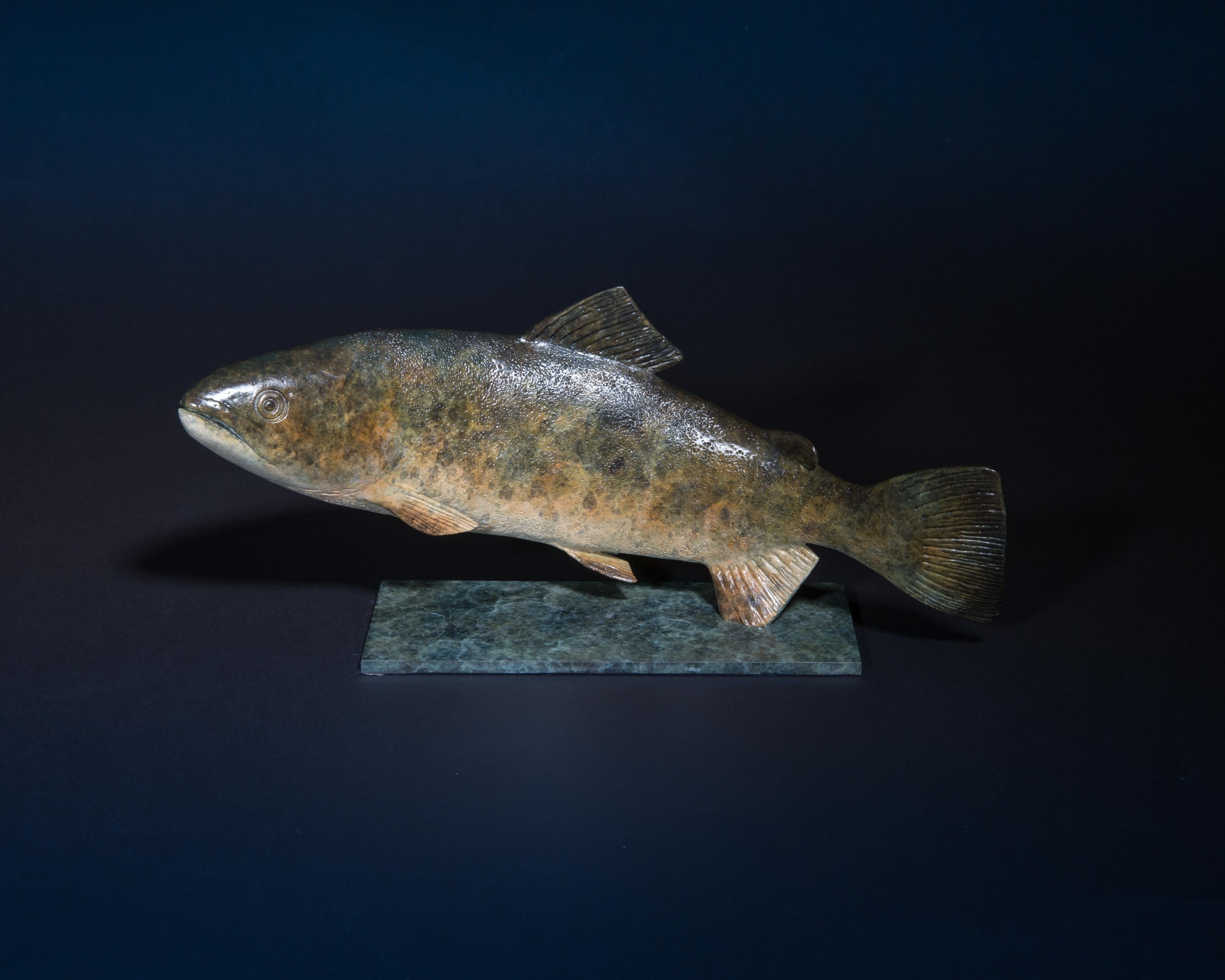 Sculpture de poisson contemporaine en bronze représentant une truite nageant dans l'eau, verte et brune en vente 1