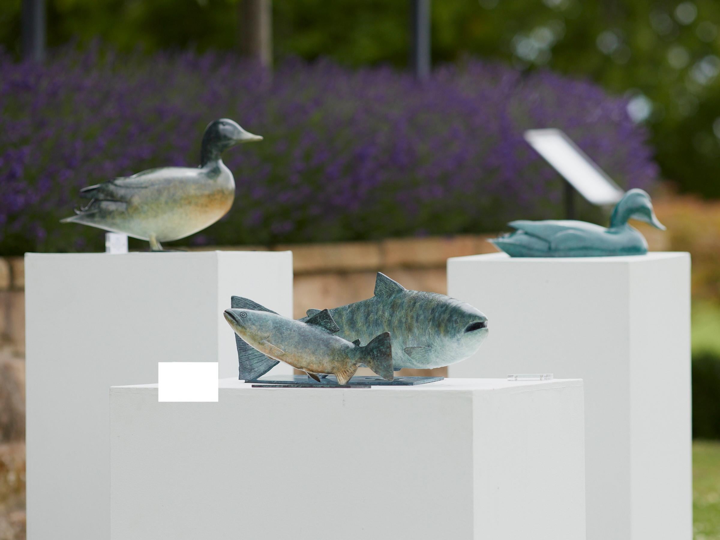 Sculpture de poisson contemporaine en bronze représentant une truite nageant dans l'eau, verte et brune en vente 5