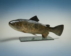 Sculpture de poisson contemporaine en bronze représentant une truite nageant dans l'eau, verte et brune