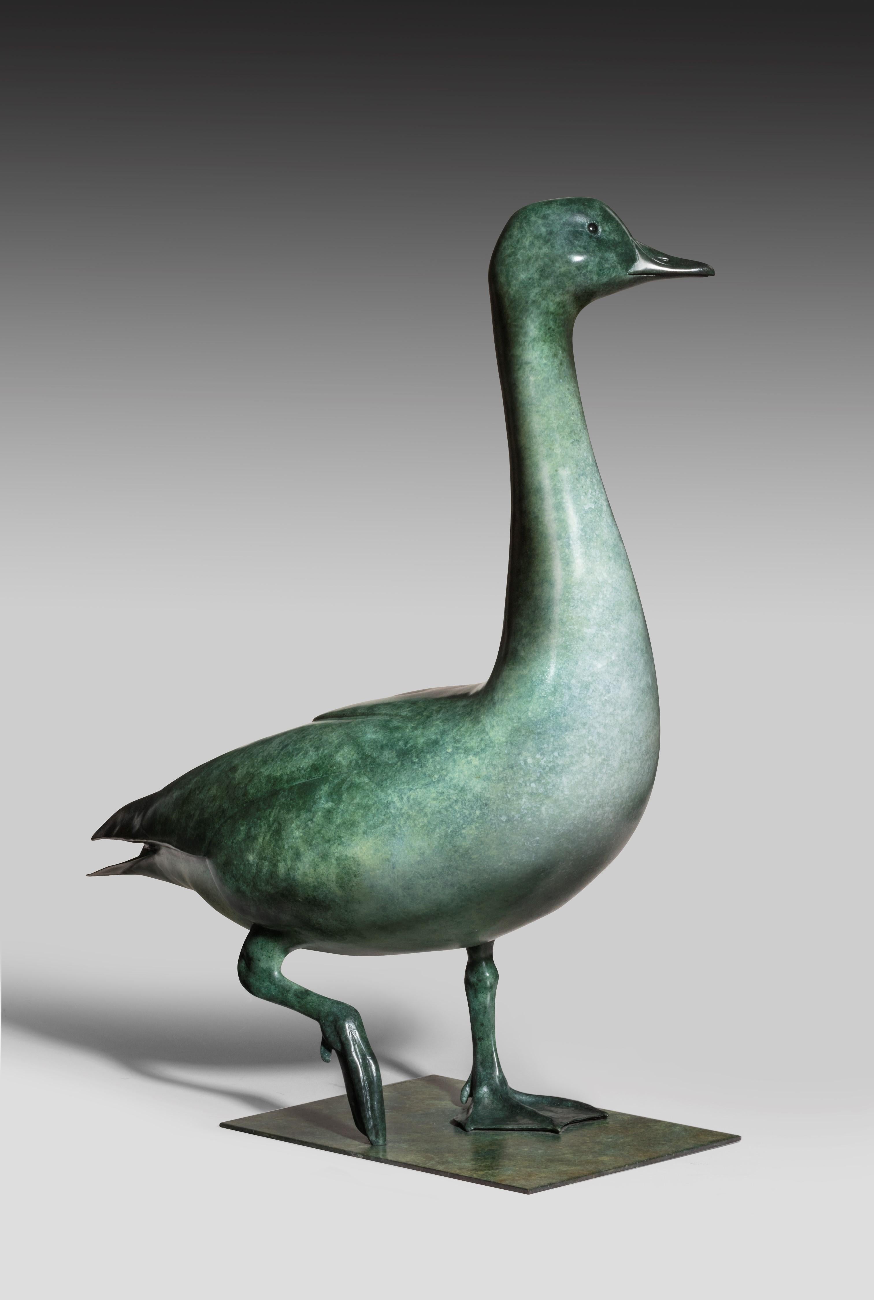 'Goose' di Richard Smith. La scultura in bronzo di un'oca a grandezza naturale, patinata in verde screziato, cattura sia l'eleganza che la presenza terrena di questo familiare uccello acquatico. Lo scultore rende l'uccello in una posizione
