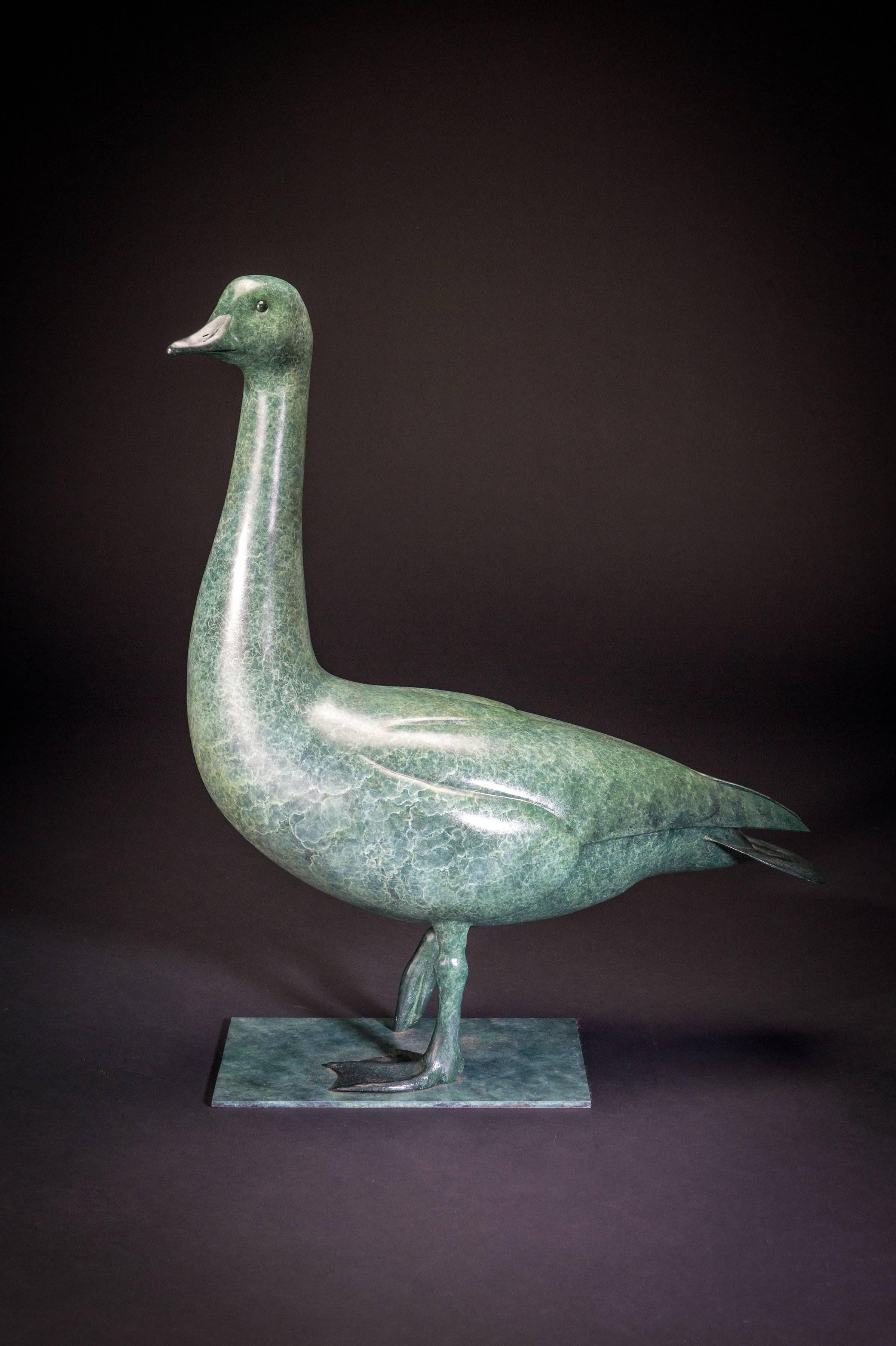 Zeitgenössische Garten- oder Innenskulptur „Gänseblümchen“ aus Bronze mit grünem Vogel 