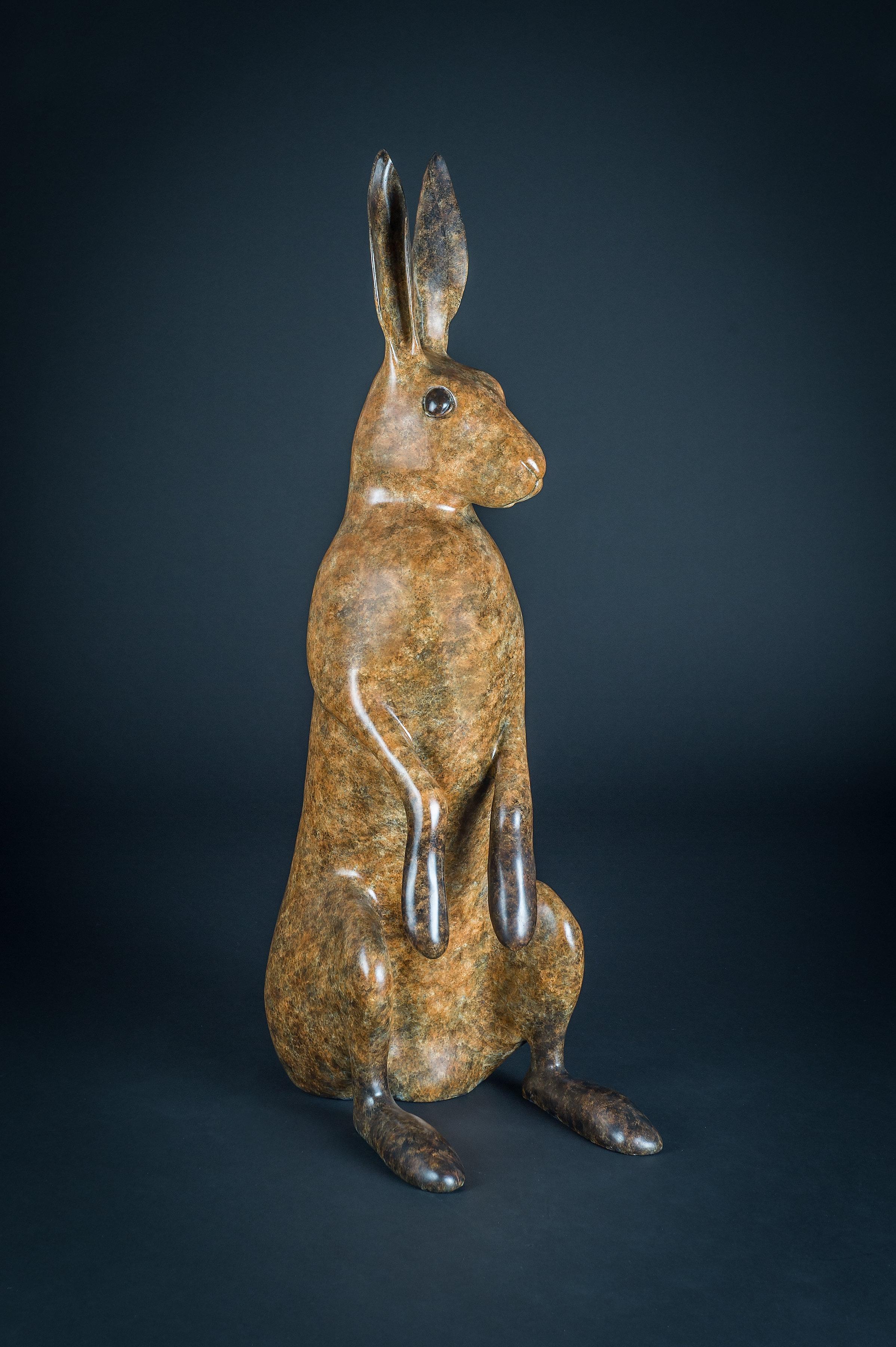 Grande sculpture de jardin contemporaine en bronze « Majestic Hare » d'un lapin/un harnais - Sculpture de Richard Smith b.1955