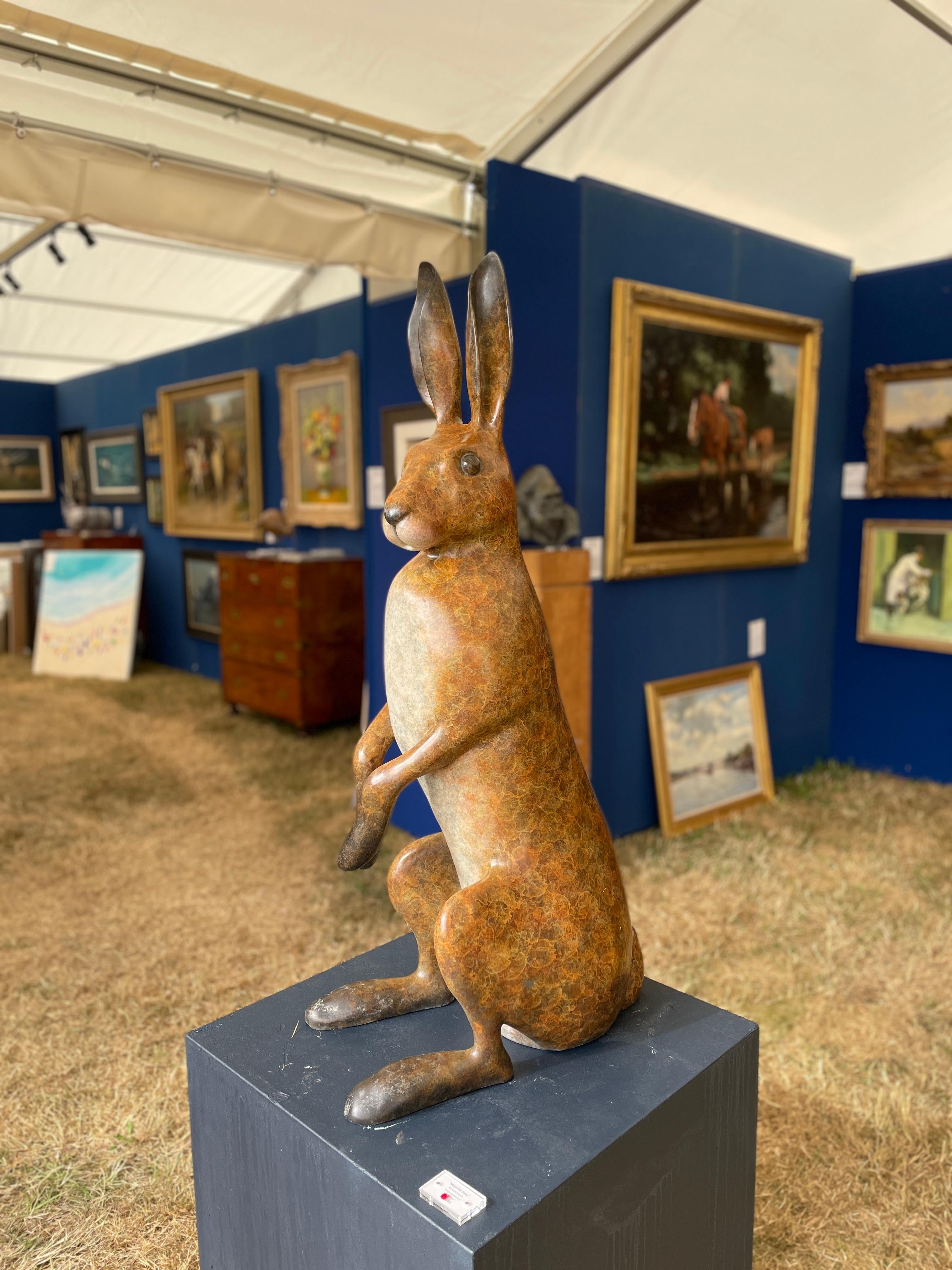 Grande sculpture de jardin contemporaine en bronze « Majestic Hare » d'un lapin/un harnais - Or Figurative Sculpture par Richard Smith b.1955