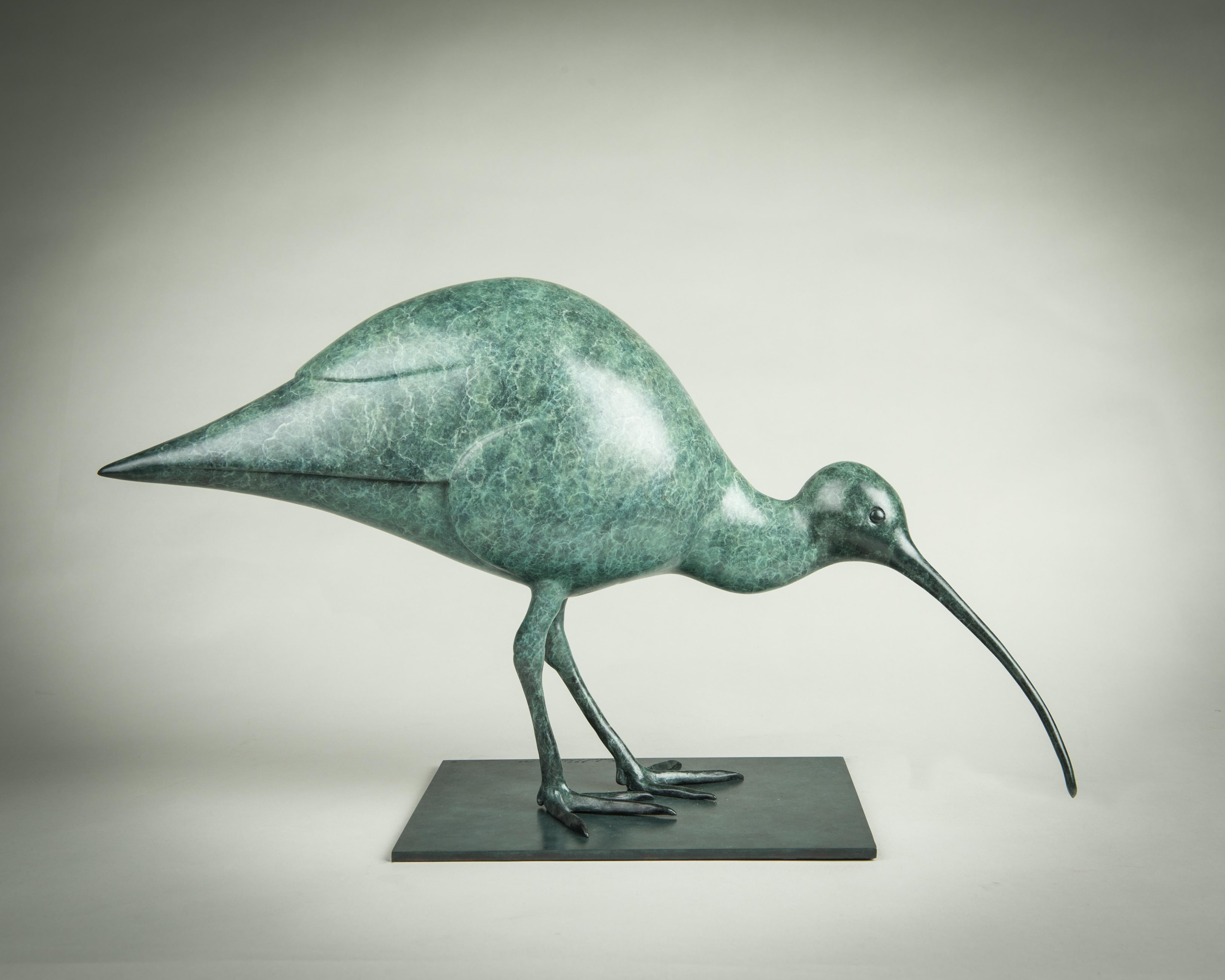 Scultura contemporanea in bronzo di un uccello chiurlo che guadagna, fauna selvatica, natura, verde - Still-Life Sculpture Oro di Richard Smith b.1955