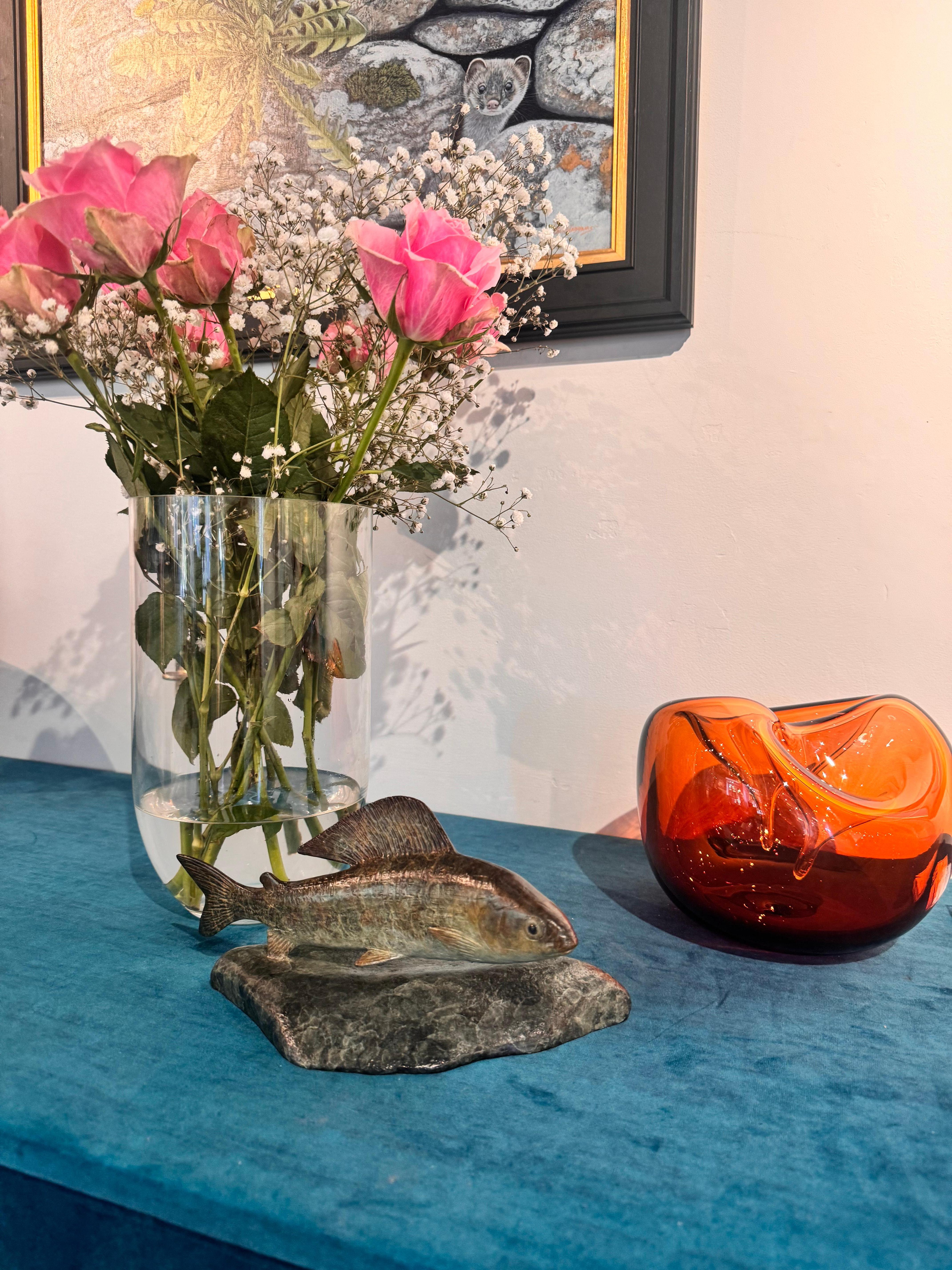 Zeitgenössische Bronzeskulptur eines Fisches Kleine Äsche schwimmend, grün, braun (Gold), Still-Life Sculpture, von Richard Smith b.1955