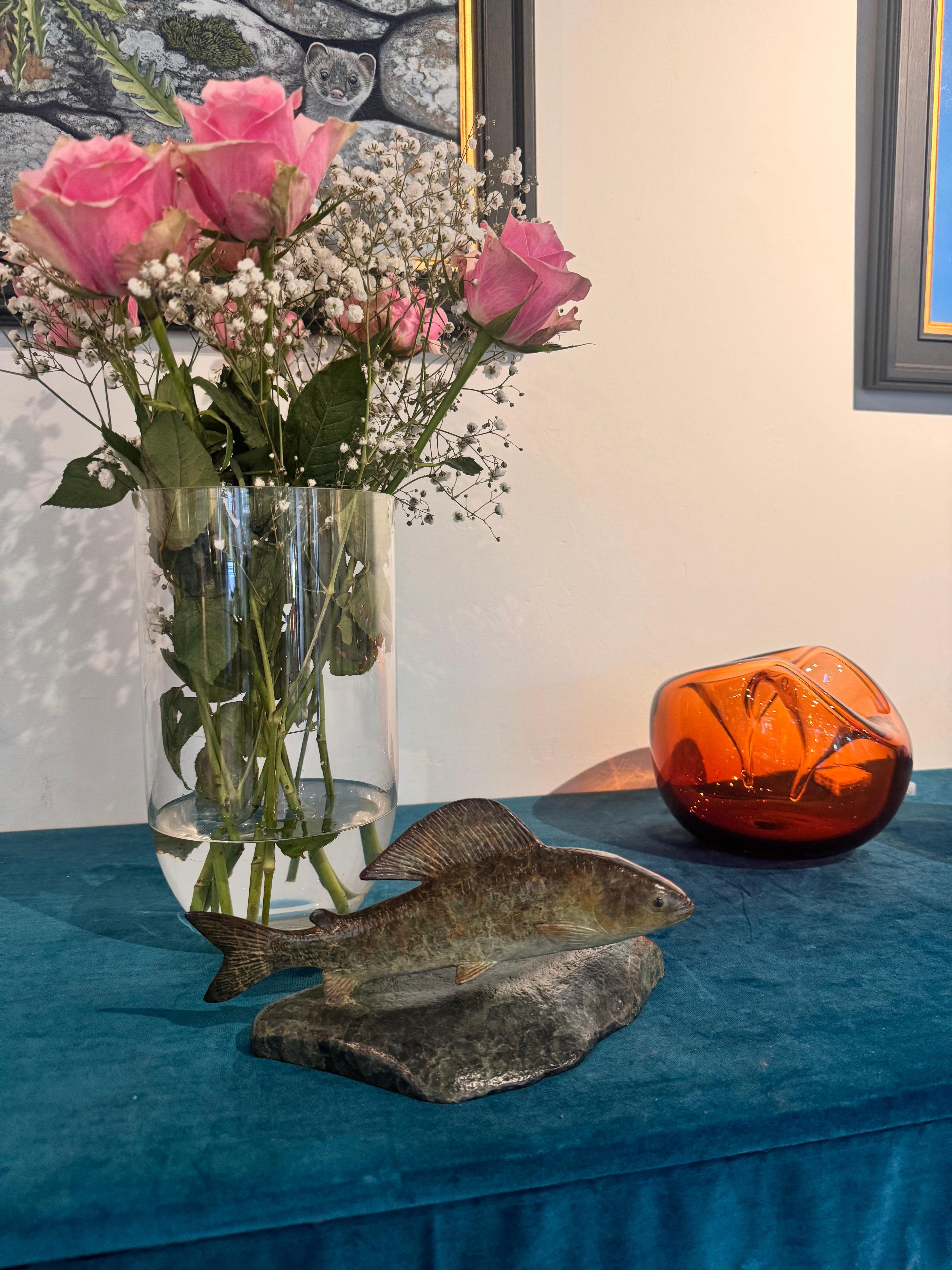 Zeitgenössische Bronzeskulptur eines Fisches Kleine Äsche schwimmend, grün, braun im Angebot 1