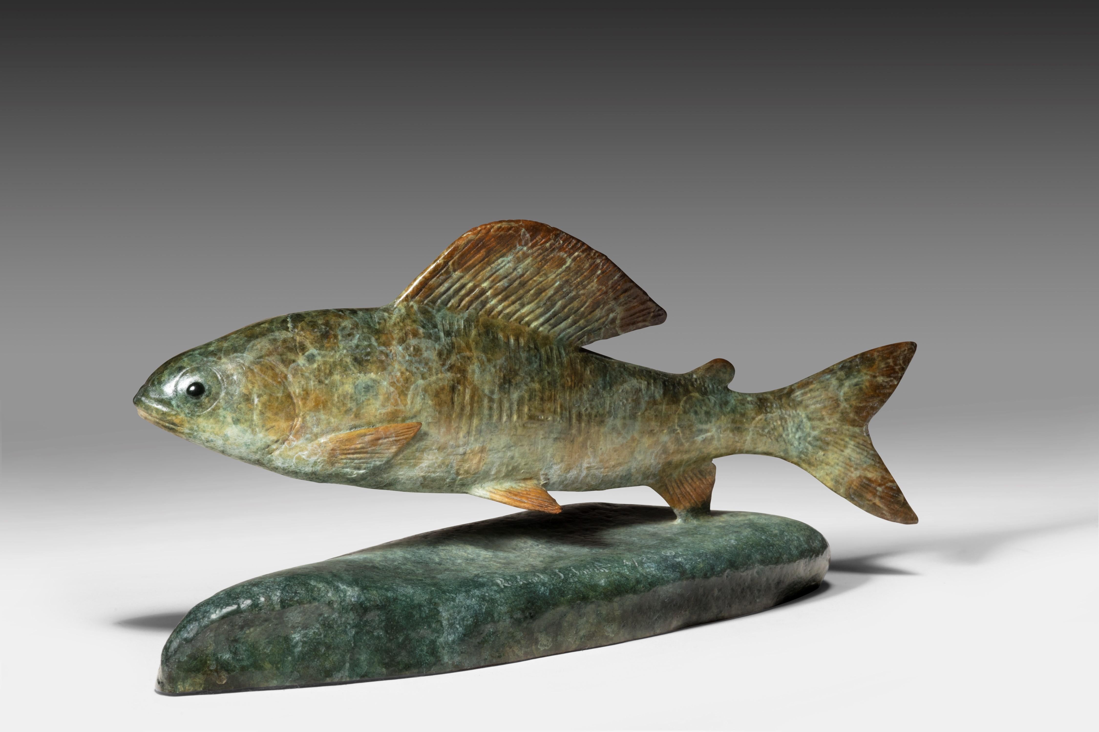 Zeitgenössische Bronzeskulptur eines Fisches Kleine Äsche schwimmend, grün, braun im Angebot 4