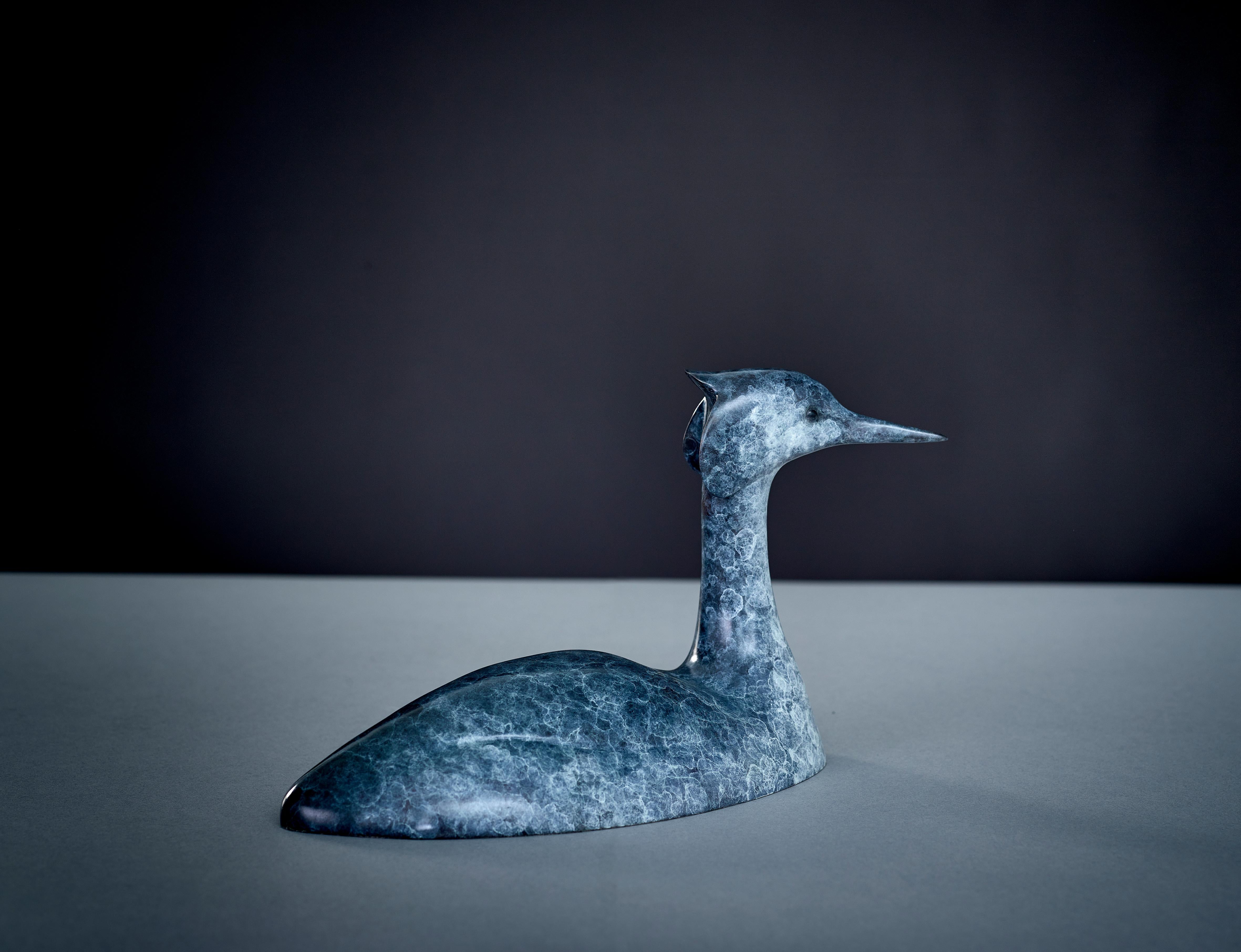 Scultura in bronzo contemporanea di uno svasso che nuota nell'acqua, uccello, fauna selvatica - Sculpture di Richard Smith b.1955