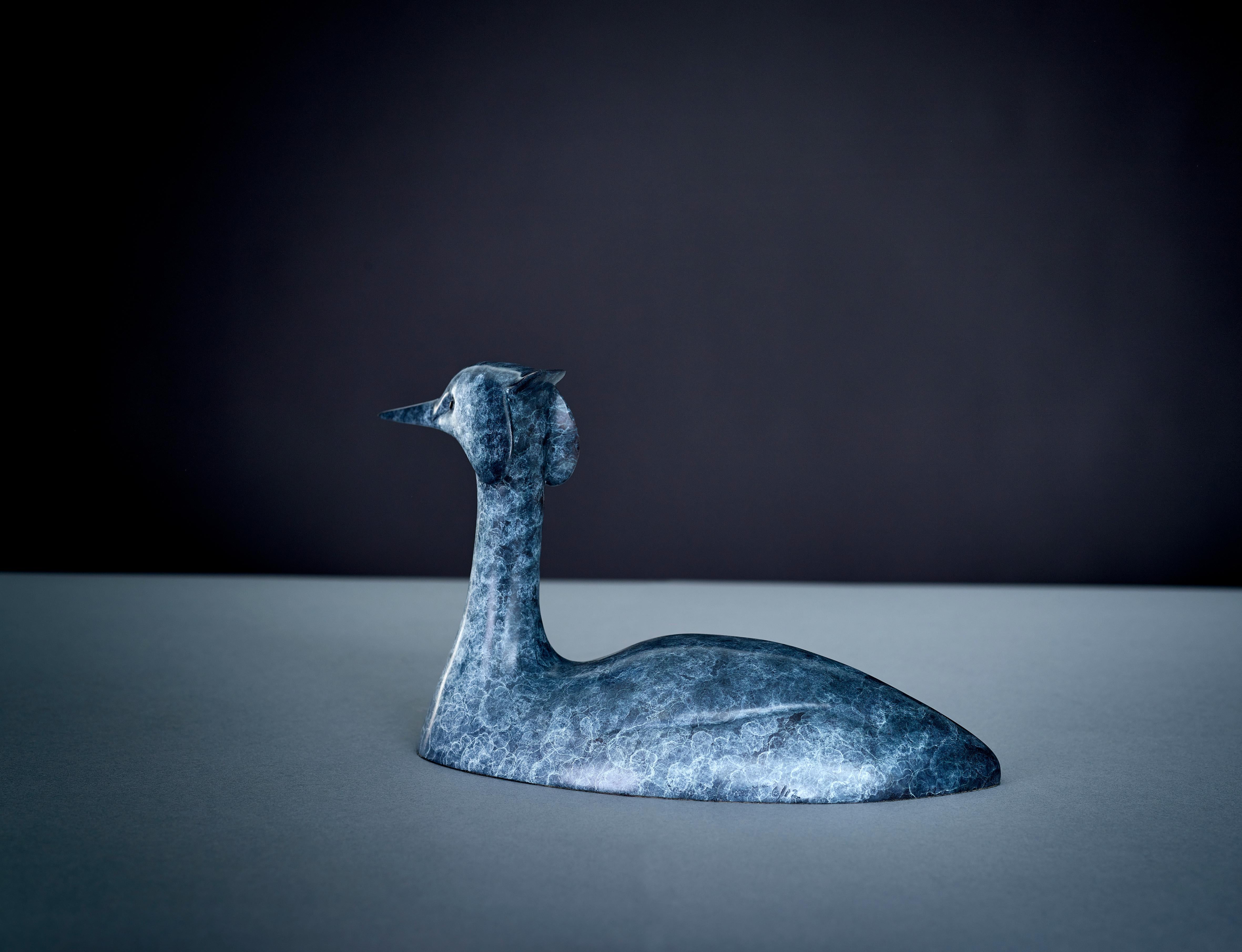 Scultura in bronzo contemporanea di uno svasso che nuota nell'acqua, uccello, fauna selvatica - Sculpture Contemporaneo di Richard Smith b.1955